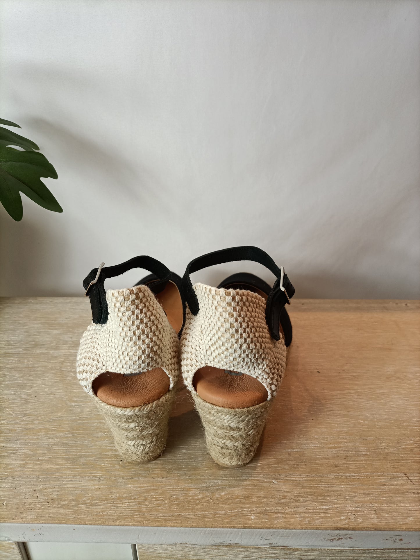 LARES. Cuñas esparto negras T.38