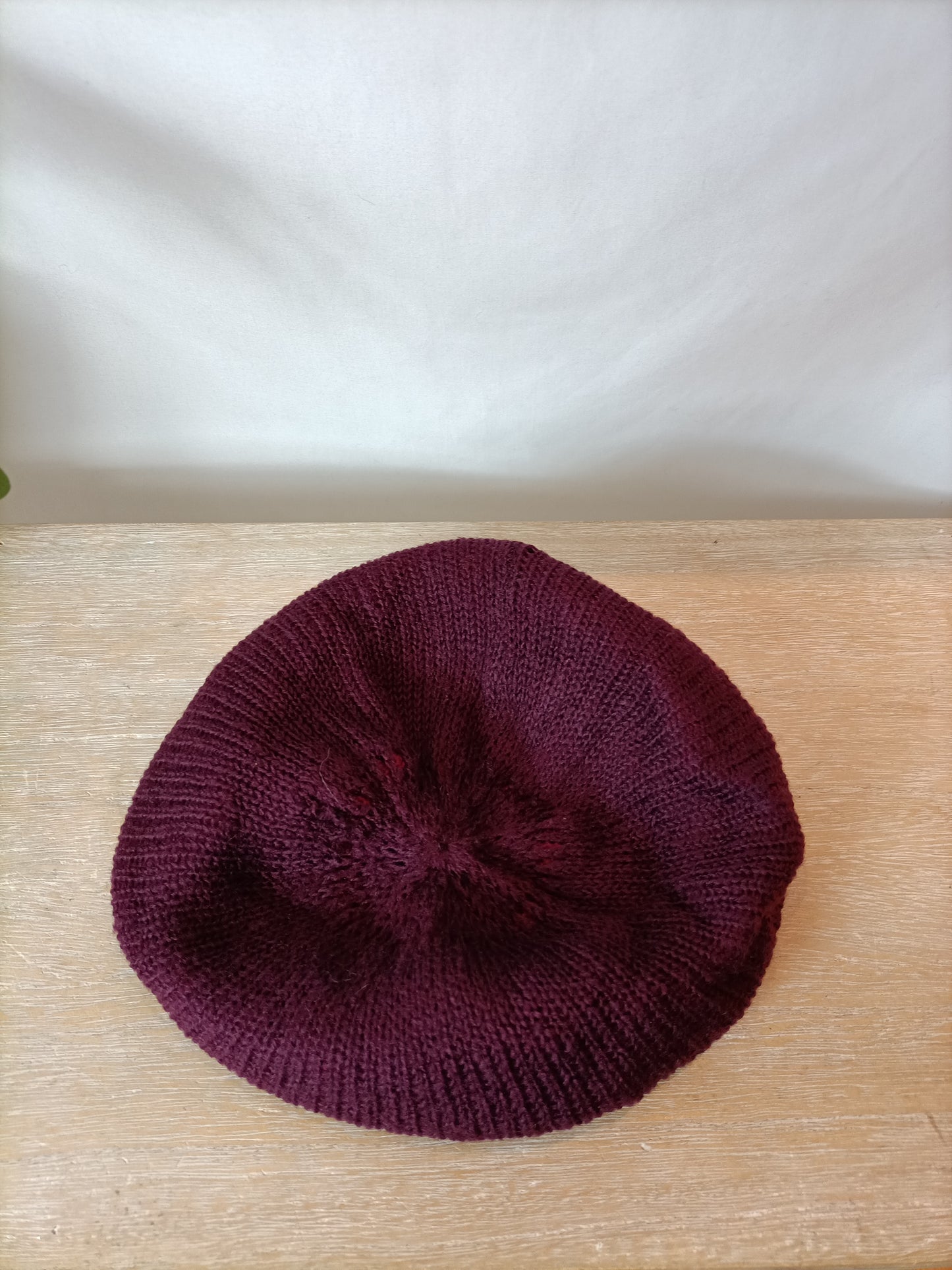 ADOLFO DOMÍNGUEZ. Gorro estilo boina
