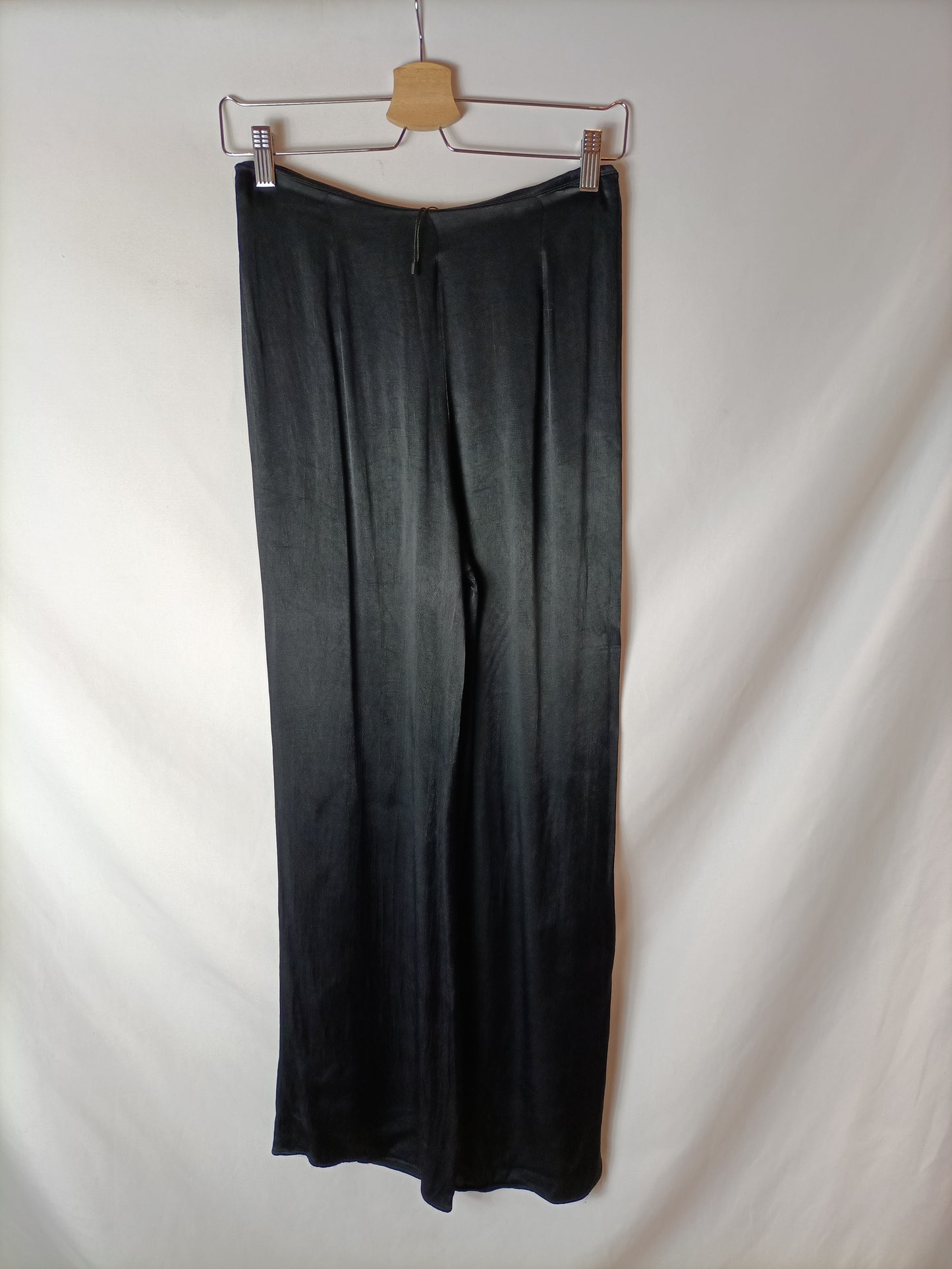 ZARA. Pantalón negro satinado T.xs