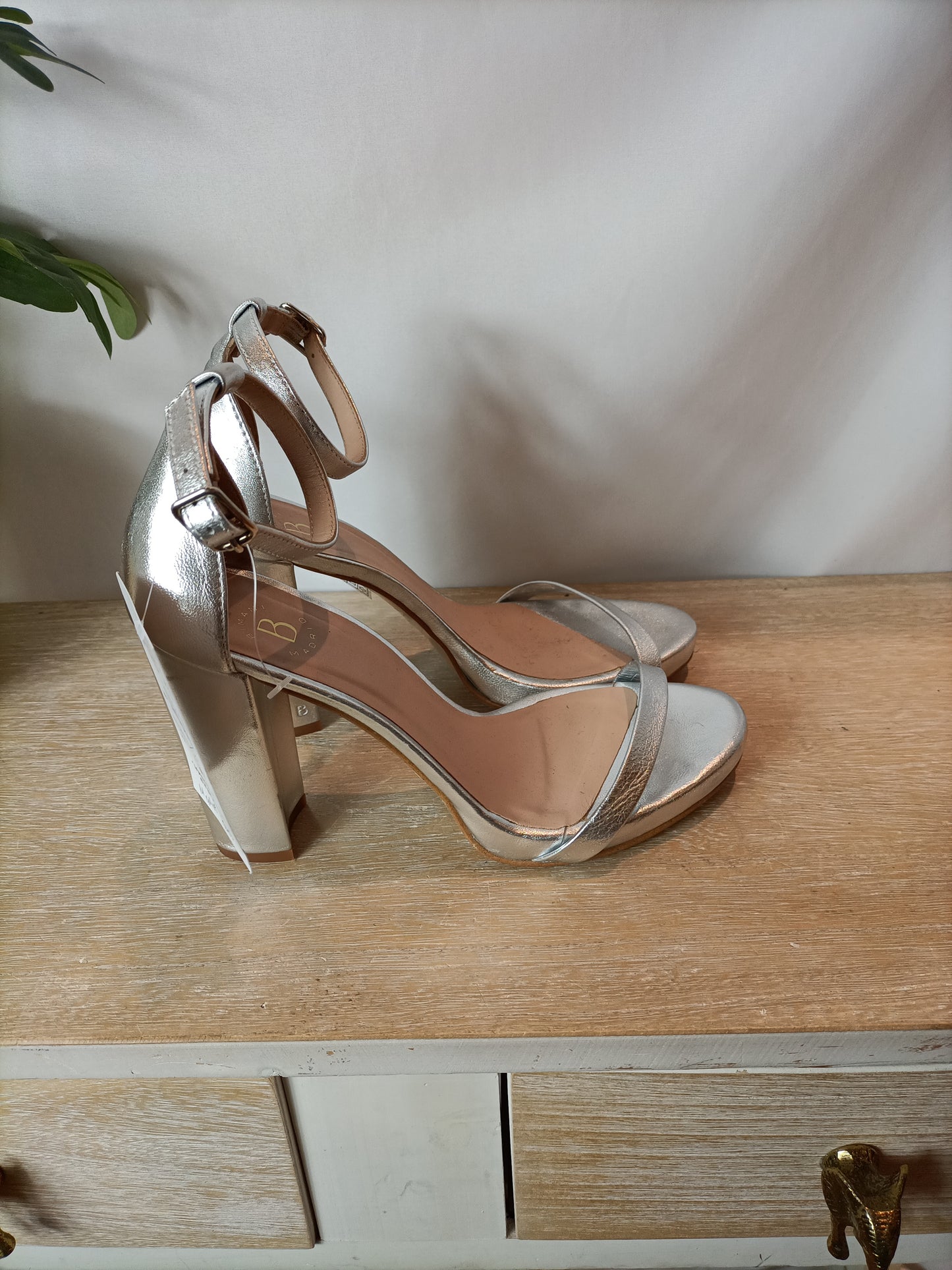 BIMANI. sandalia plateada. T 38