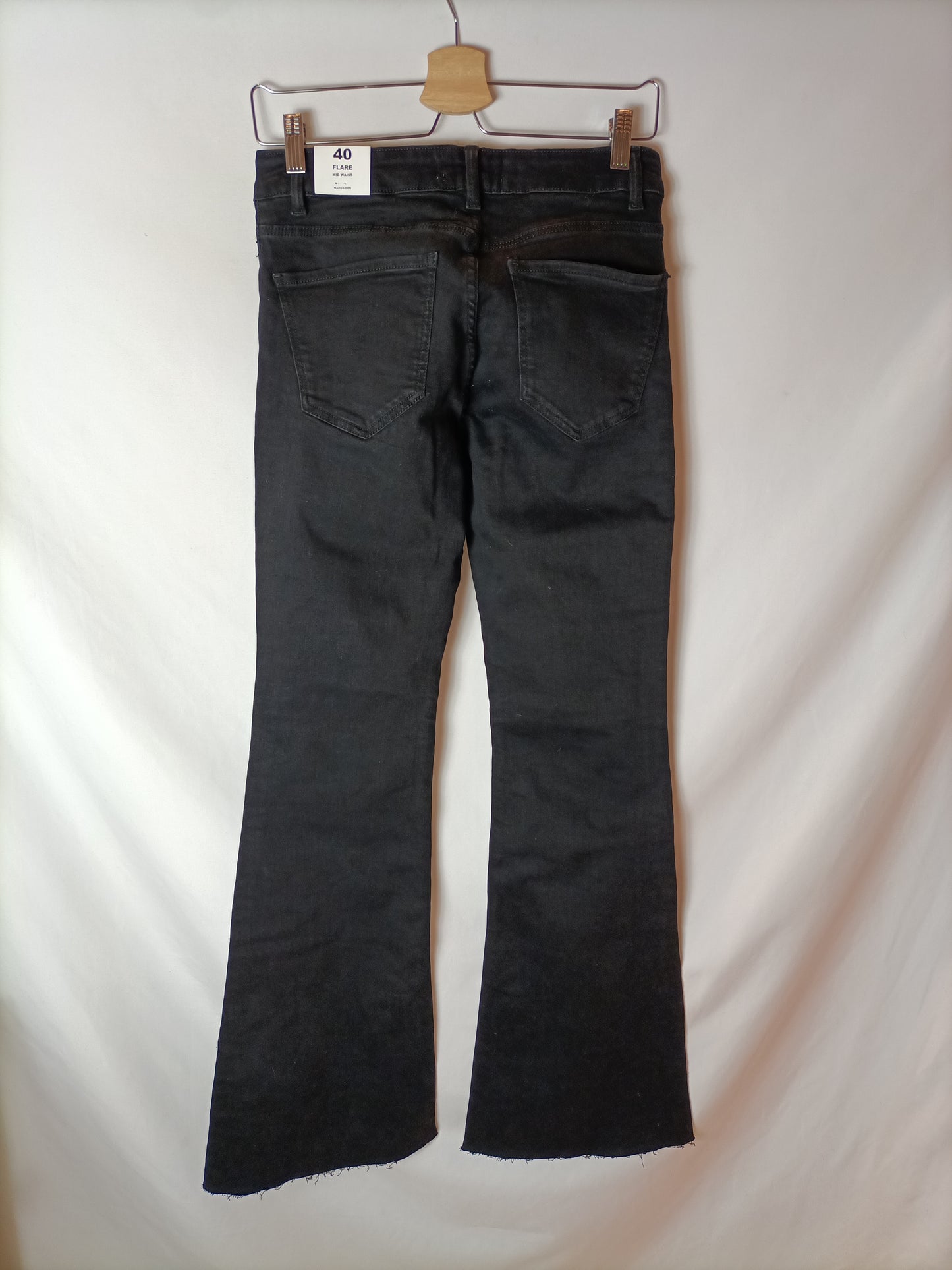 MANGO. Pantalón negro campana T.40