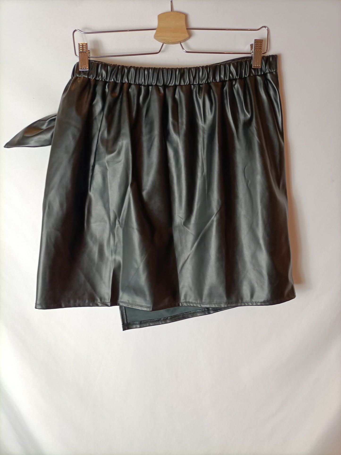 SHEIN. Falda negra efecto piel T.xl