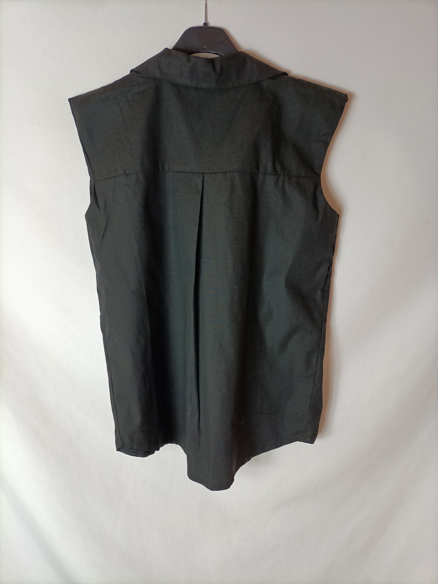 OTRAS. Camisa negra sin mangas. T S/M