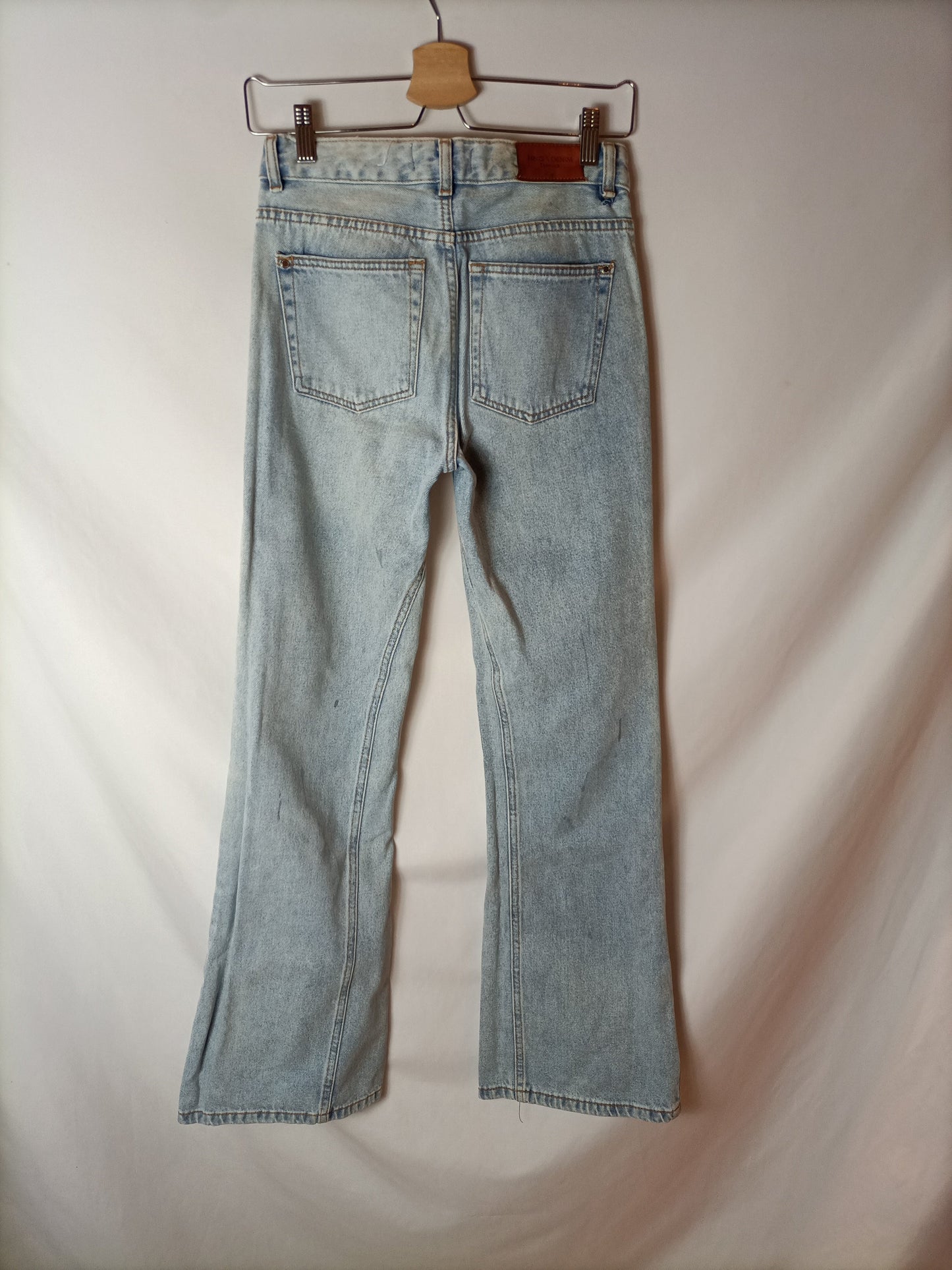 MANGO. Pantalones vaqueros ligeramente acampanados. T 32