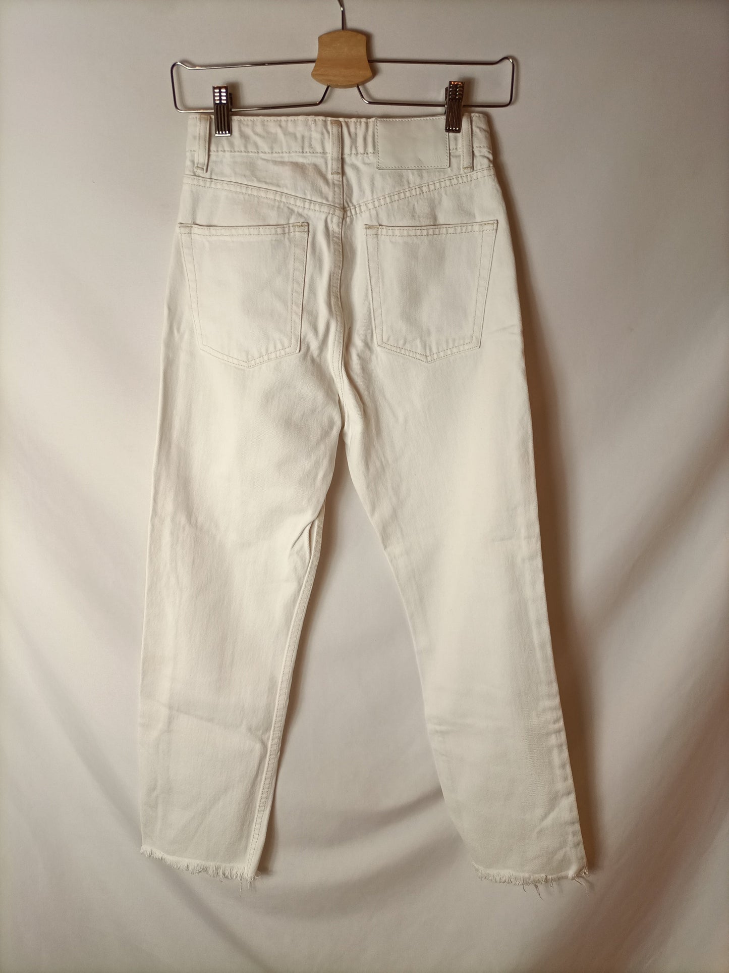 ZARA. Pantalones estilo girlfriend blancos. T 34