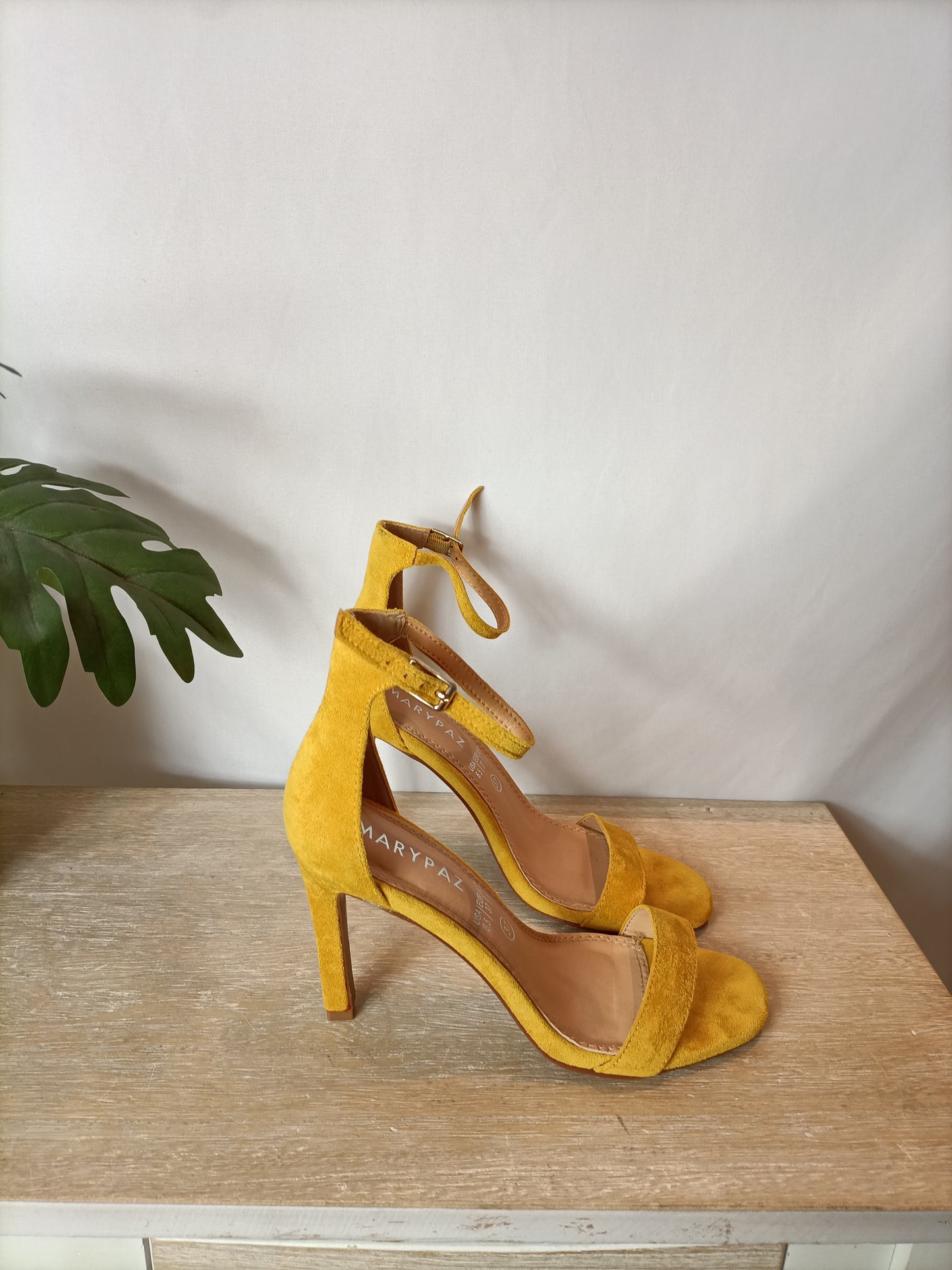 MARYPAZ. Sandalias mostaza. T 37