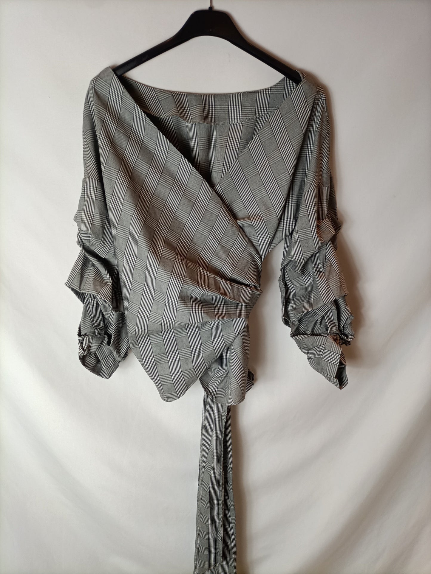 ZARA. Checkered blouse with bow. XS