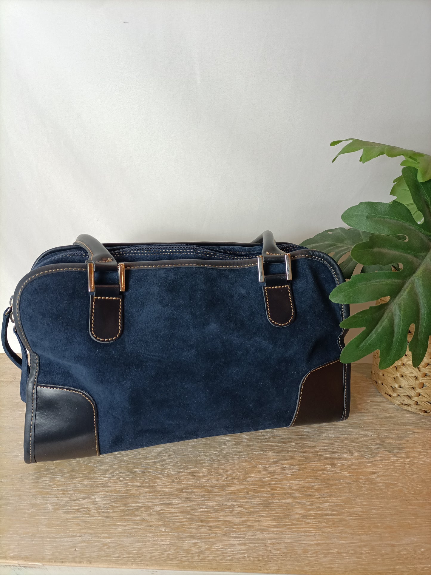 OTRAS. Bolso azul antelina.