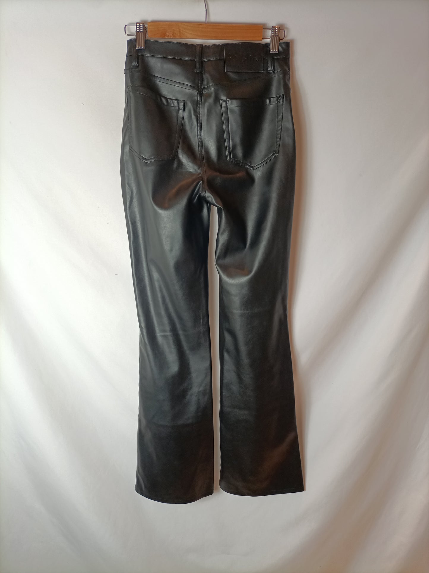BERSHKA. Faux leather trousers Ts