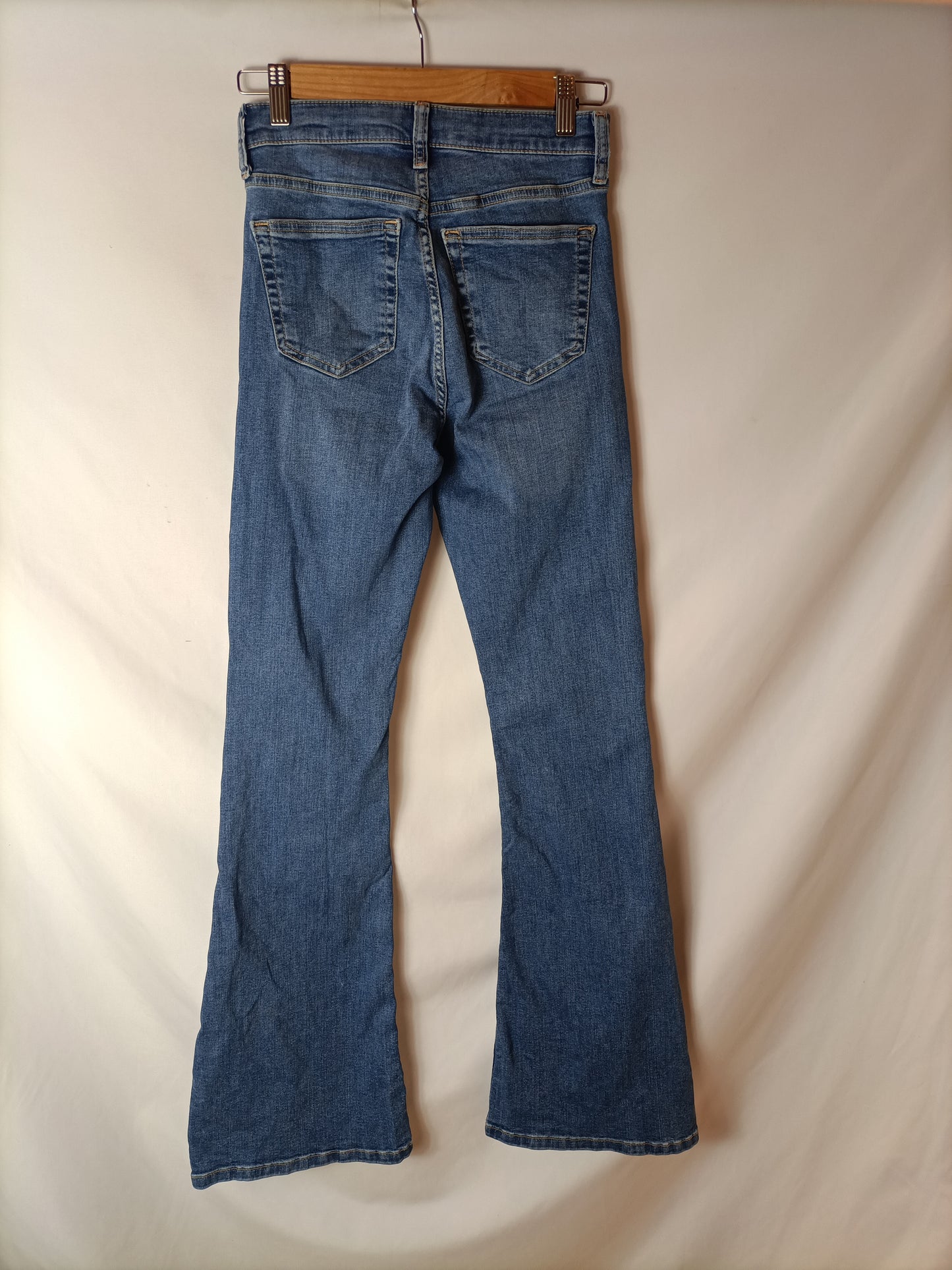 TOPSHOP. Pantalón campana denim T.32