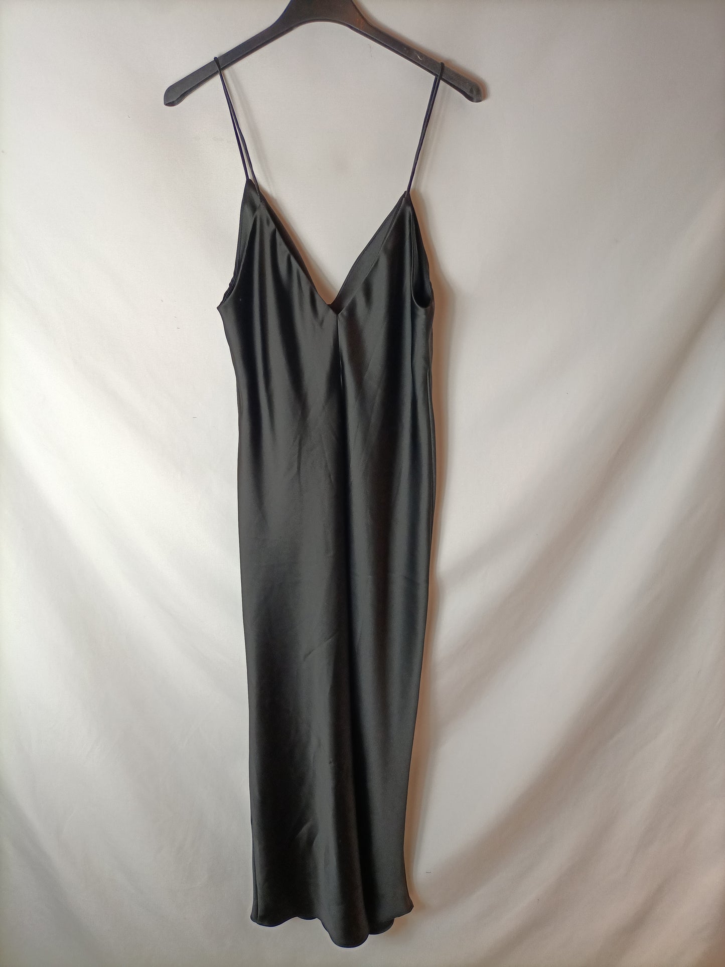 ZARA. Vestido negro satinado. T M