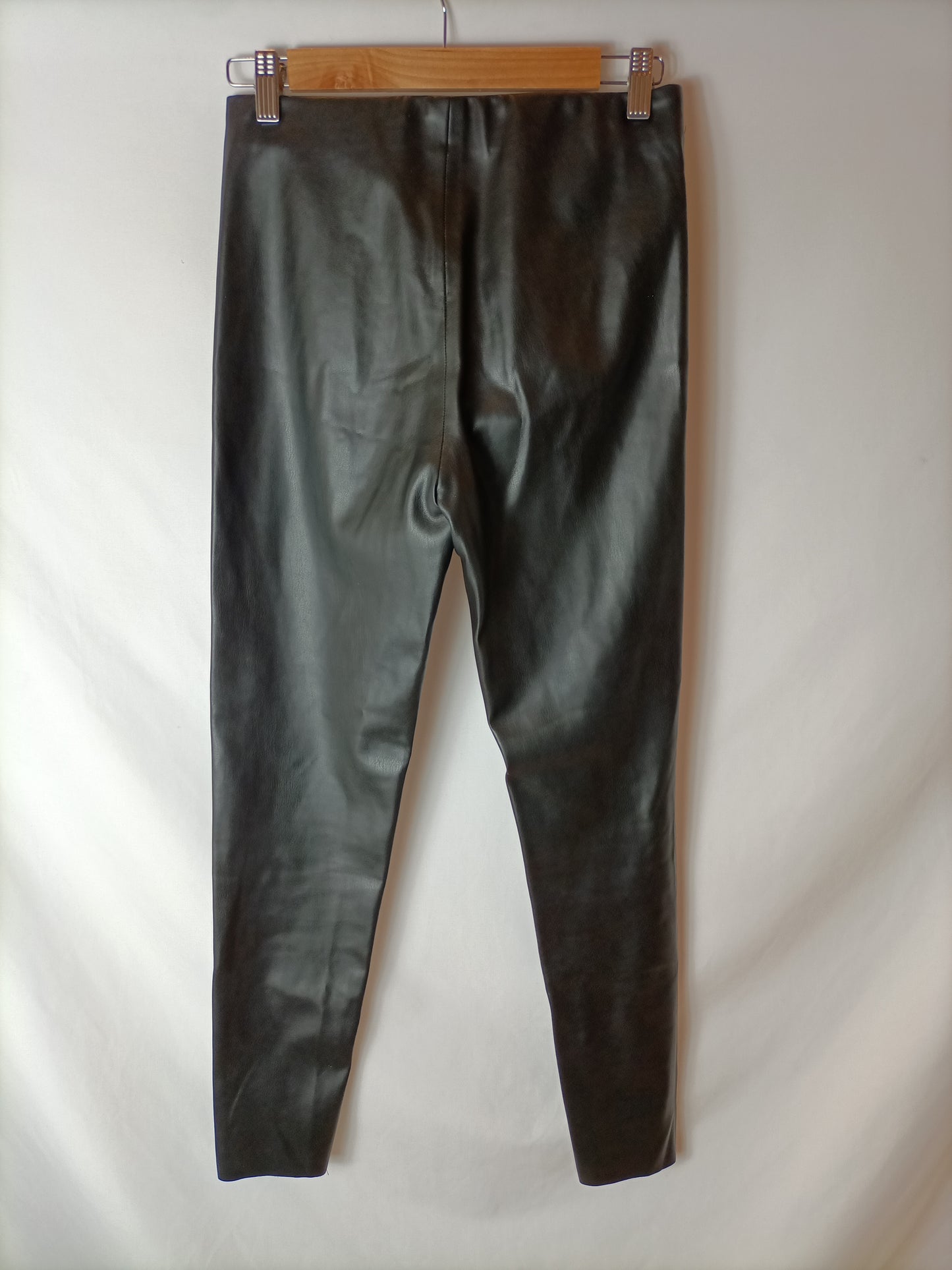 ZARA. Black faux leather leggings with zippers. TS