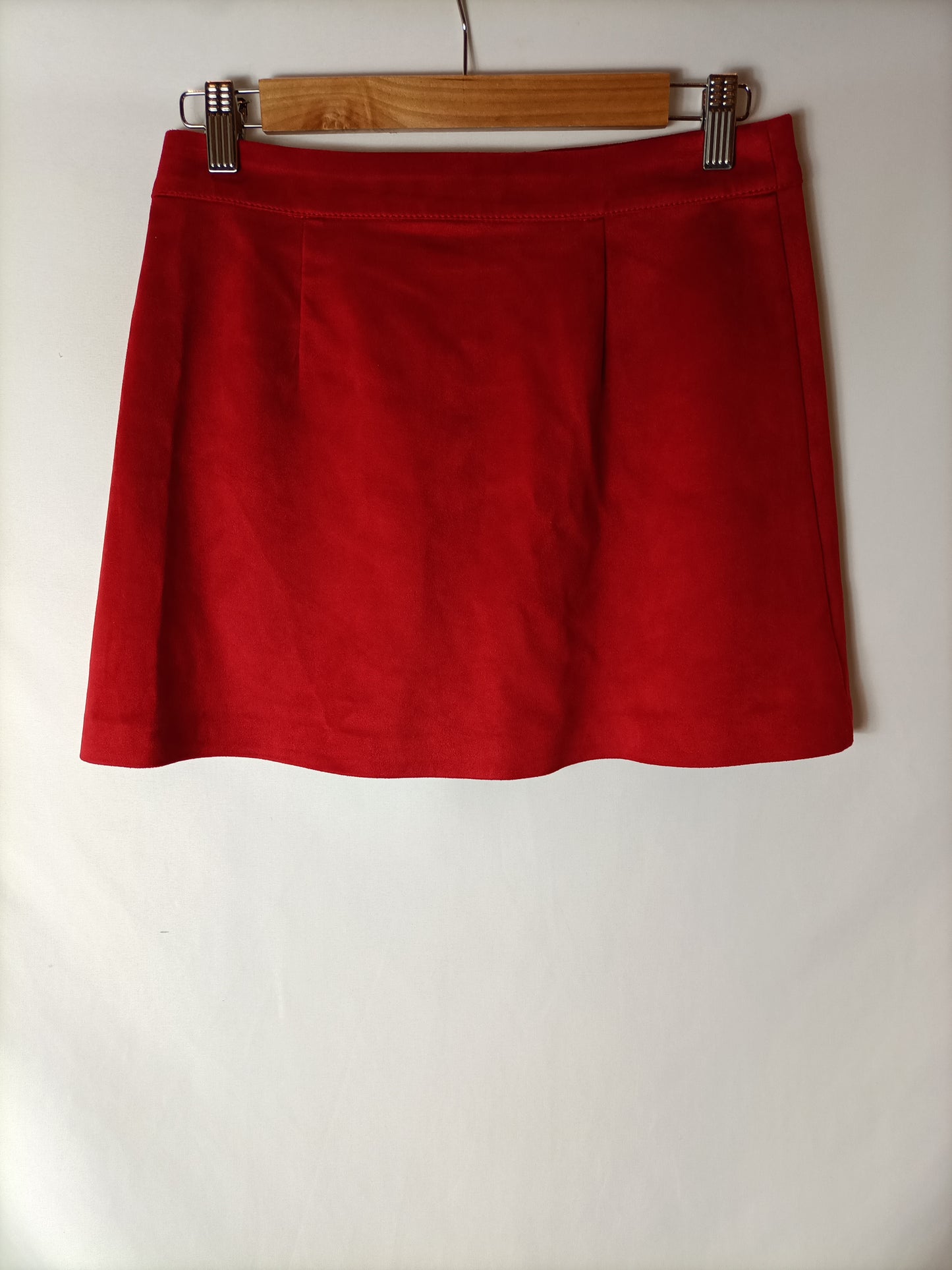 ZARA. Red zip-up skirt. TS