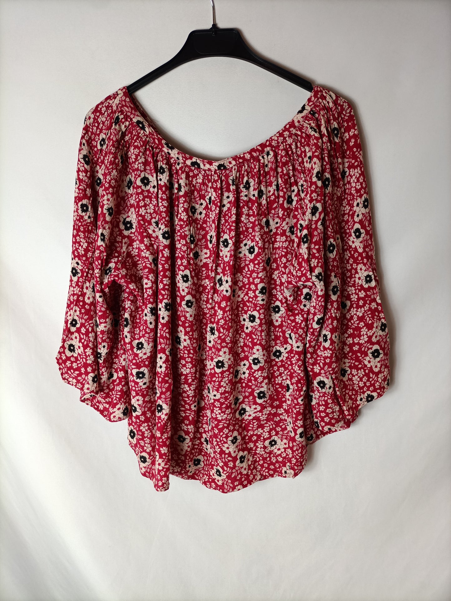 ZARA. Blusón rojo flores T.xs