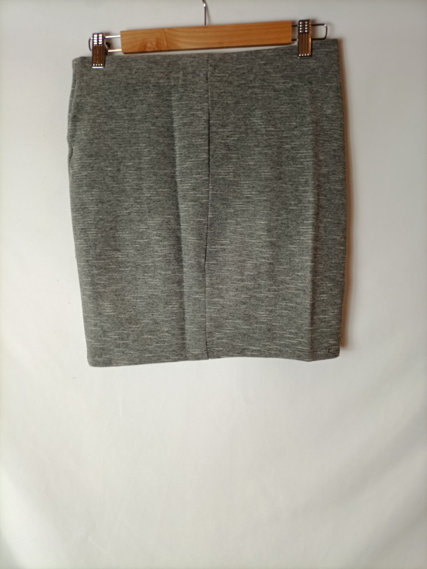 BERSHKA. Falda gris jaspeada T.l