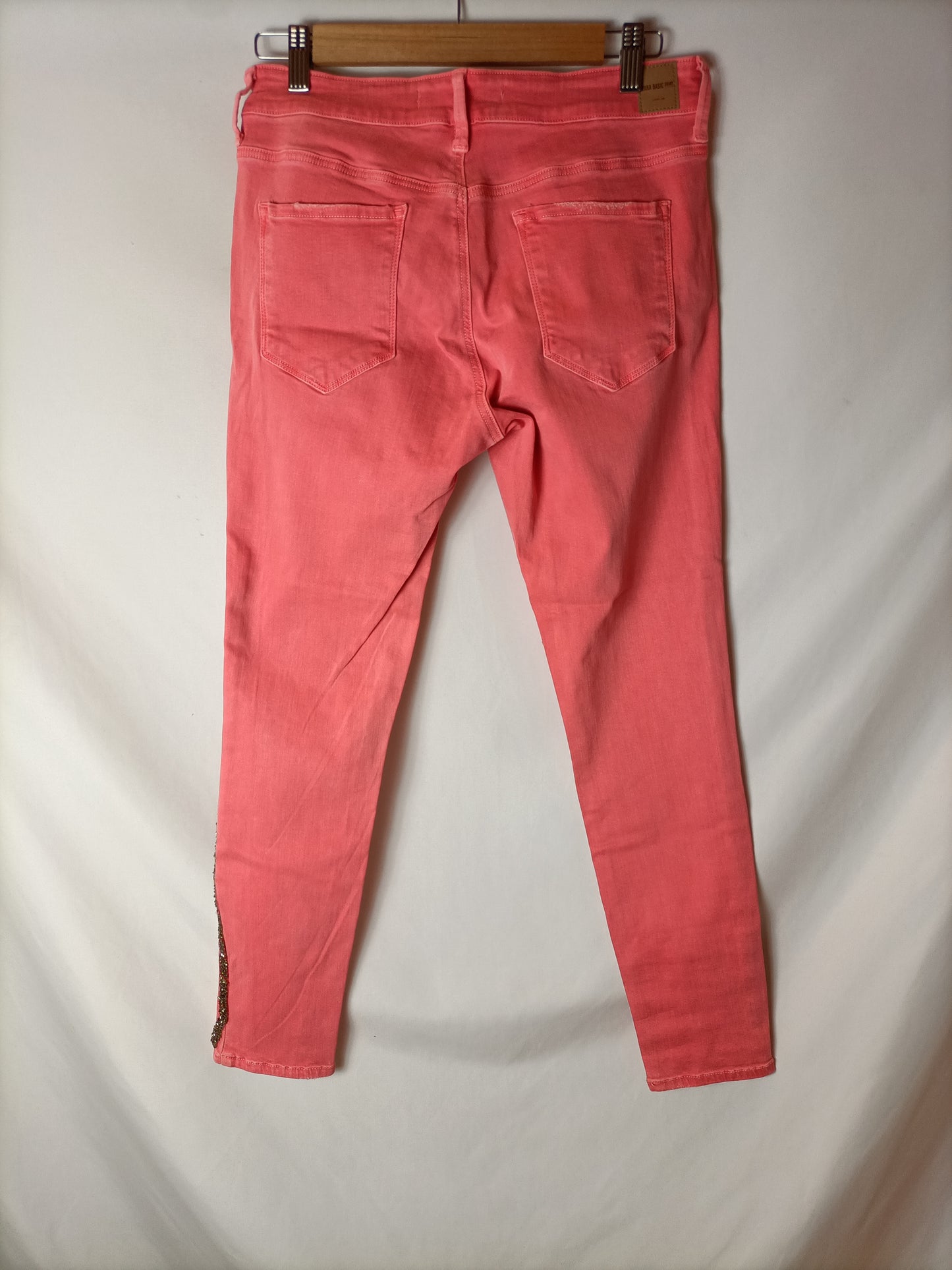 ZARA. Pantalón coral abalorios T.40