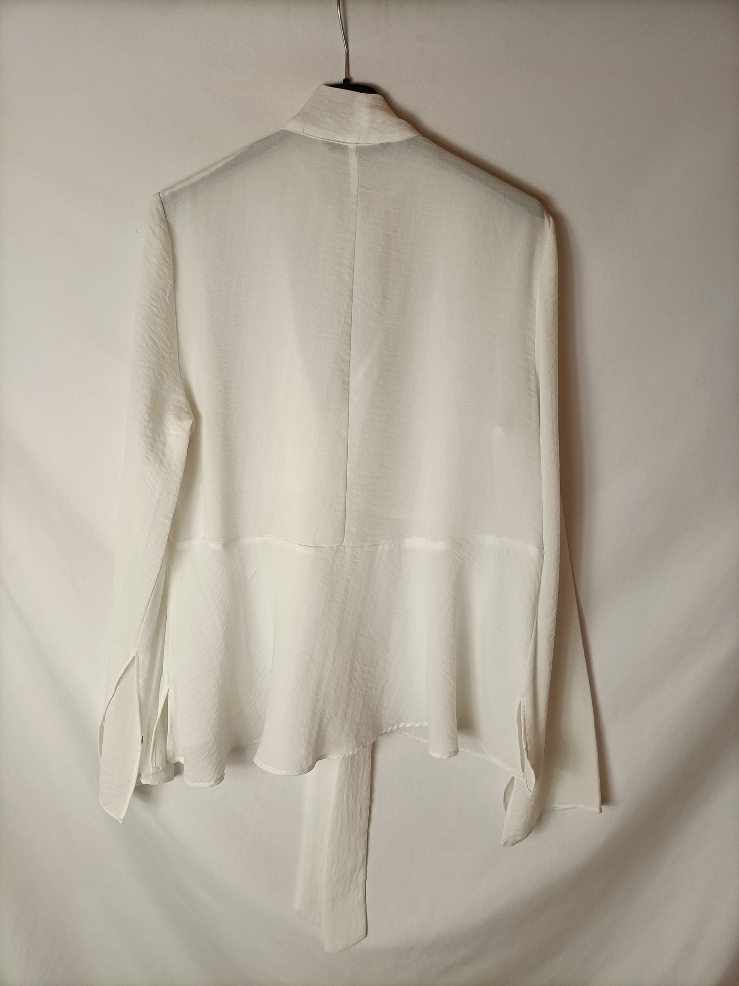 SFERA. White semi-sheer blouse with a bow at the neck. TM