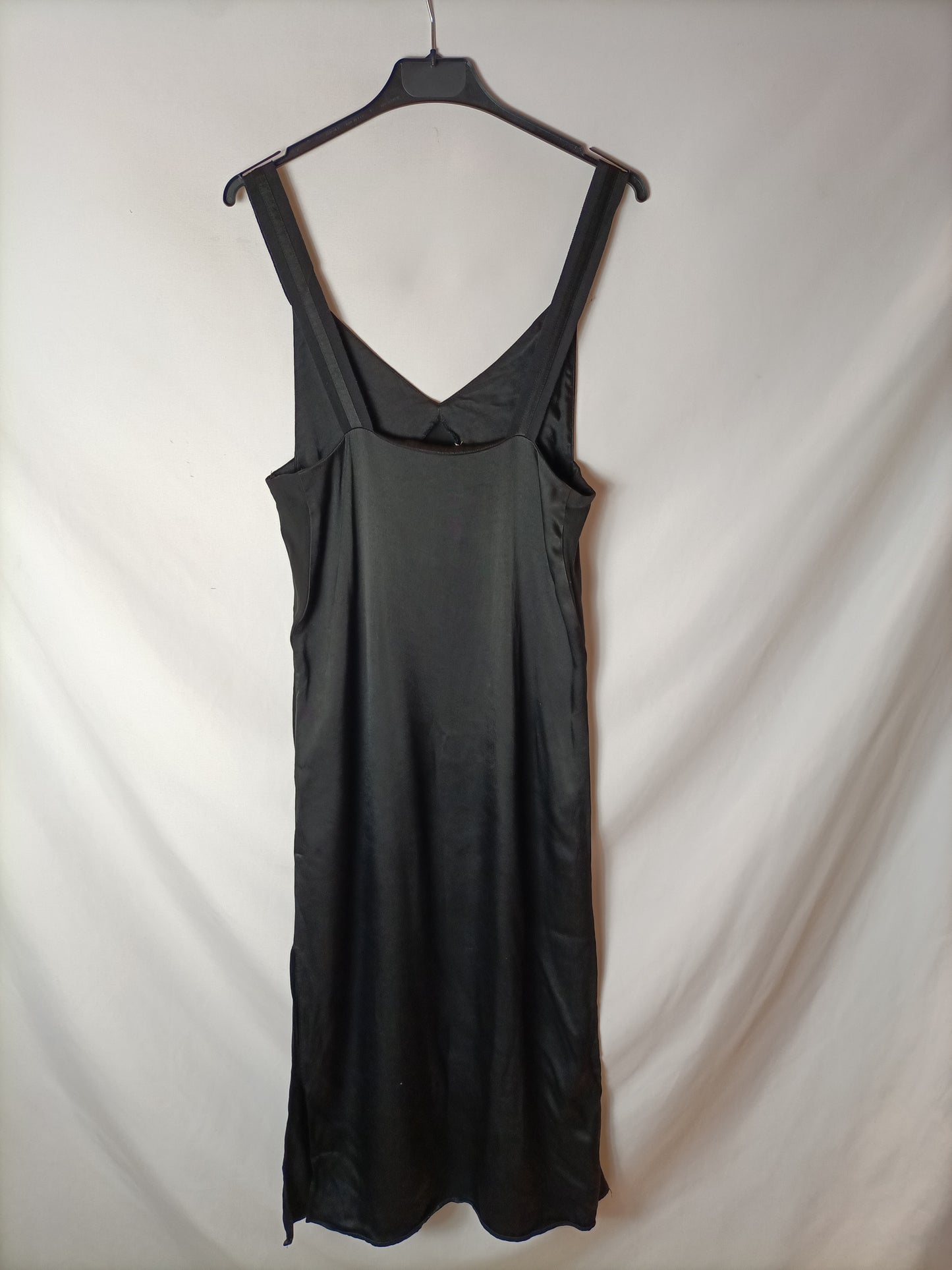 H&M. Vestido negro satinado recto. T S