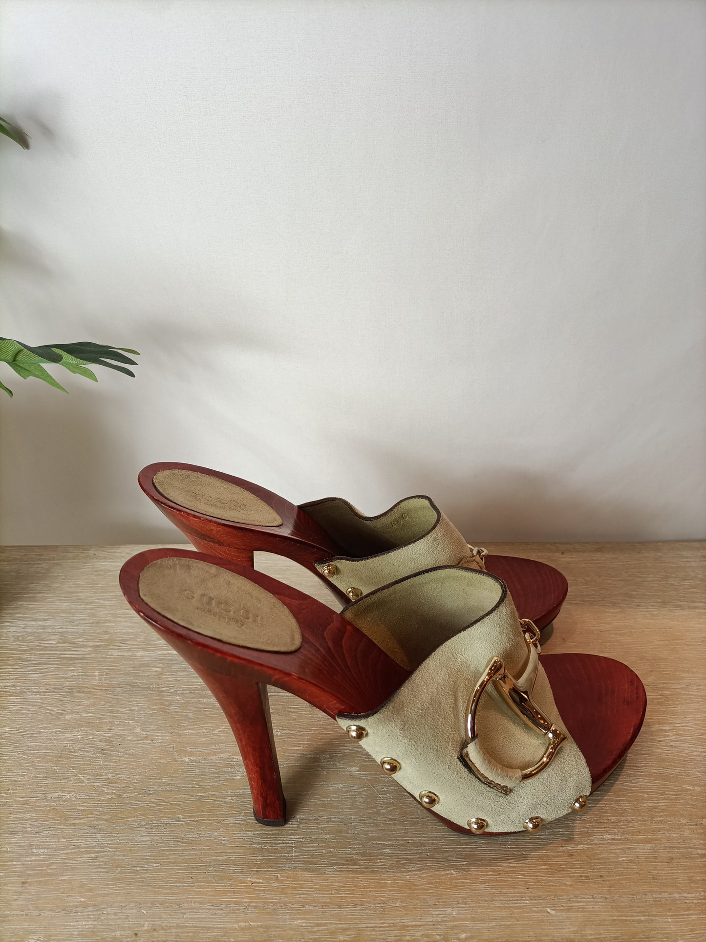GUCCI. Sandalias madera rojiza. T 38.5
