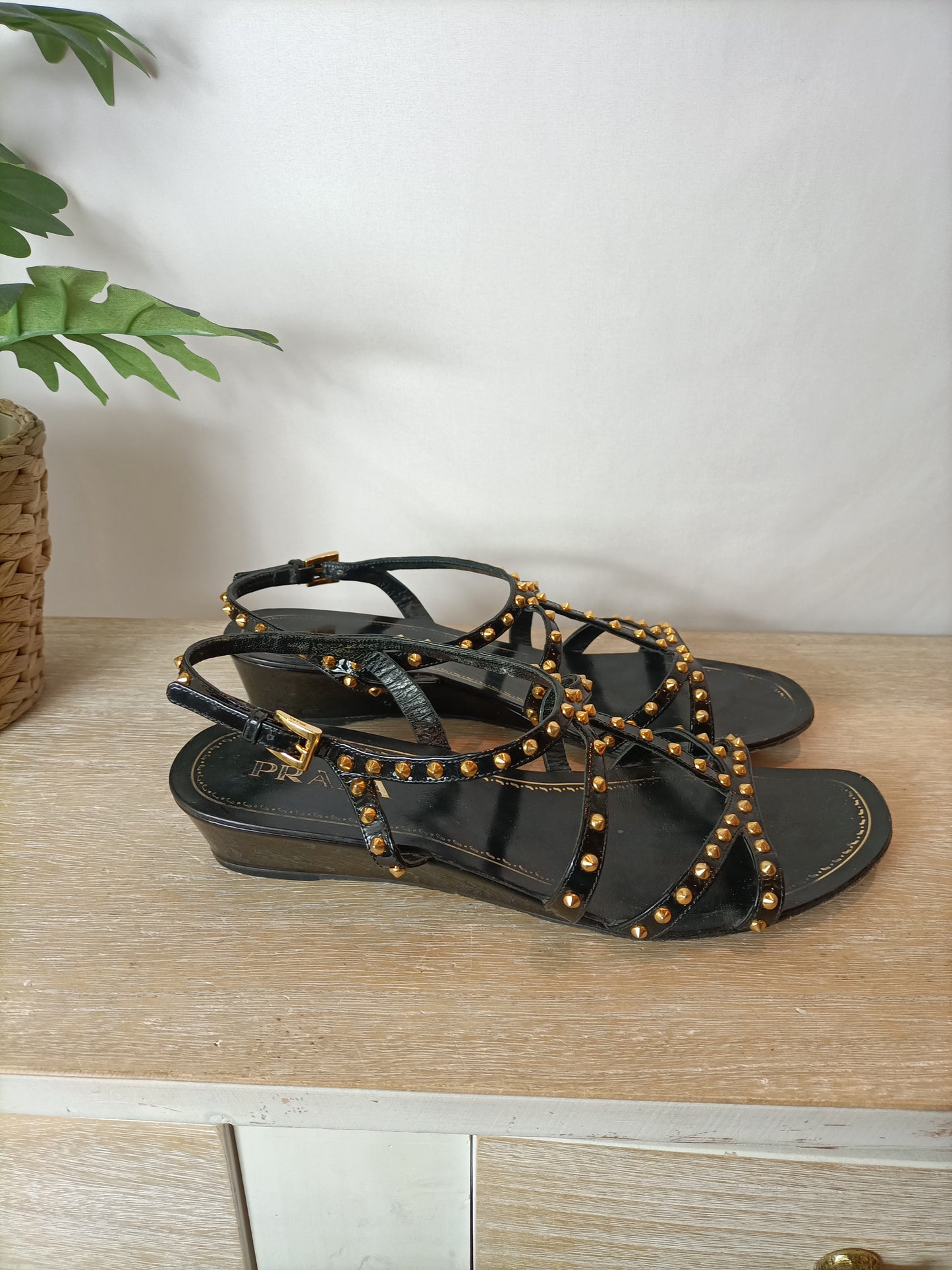 PRADA. Sandalia cuña mini con tachuelas doradas. T 39