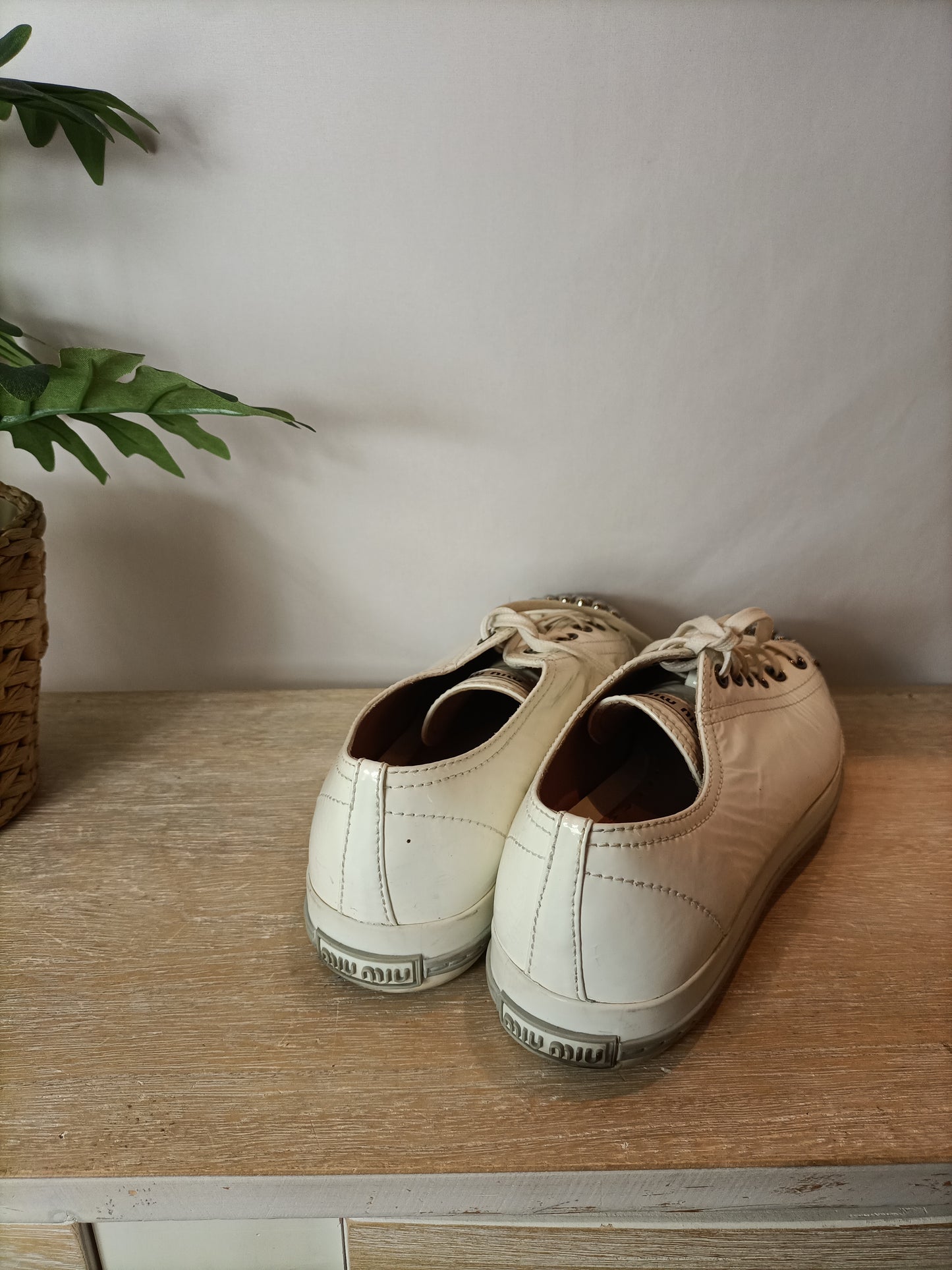 MIU MIU. Zapatillas charol con tachuelas en blanco. T 39