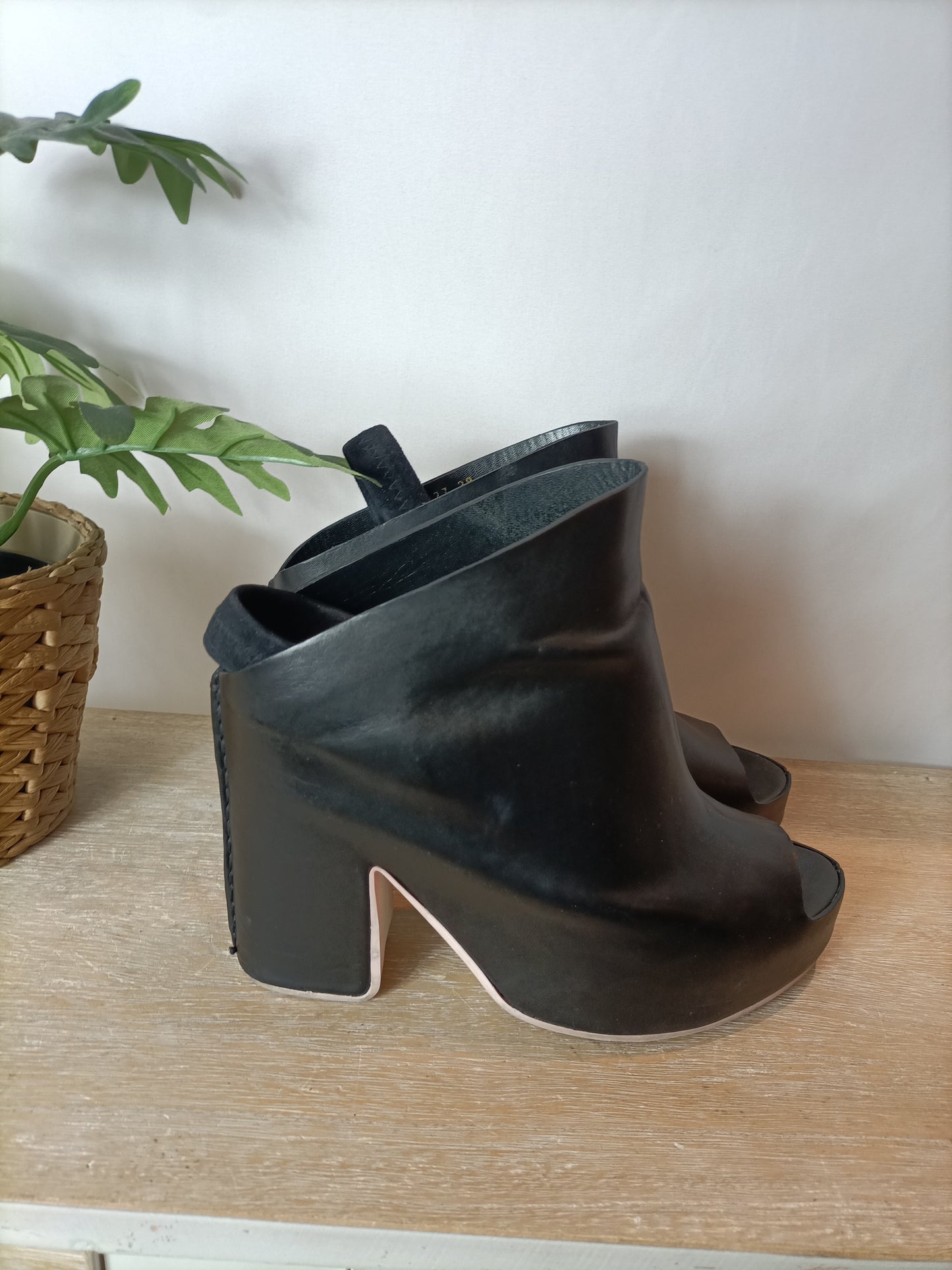 BALENCIAGA. Zapato plataforma talón descubierto. T 39