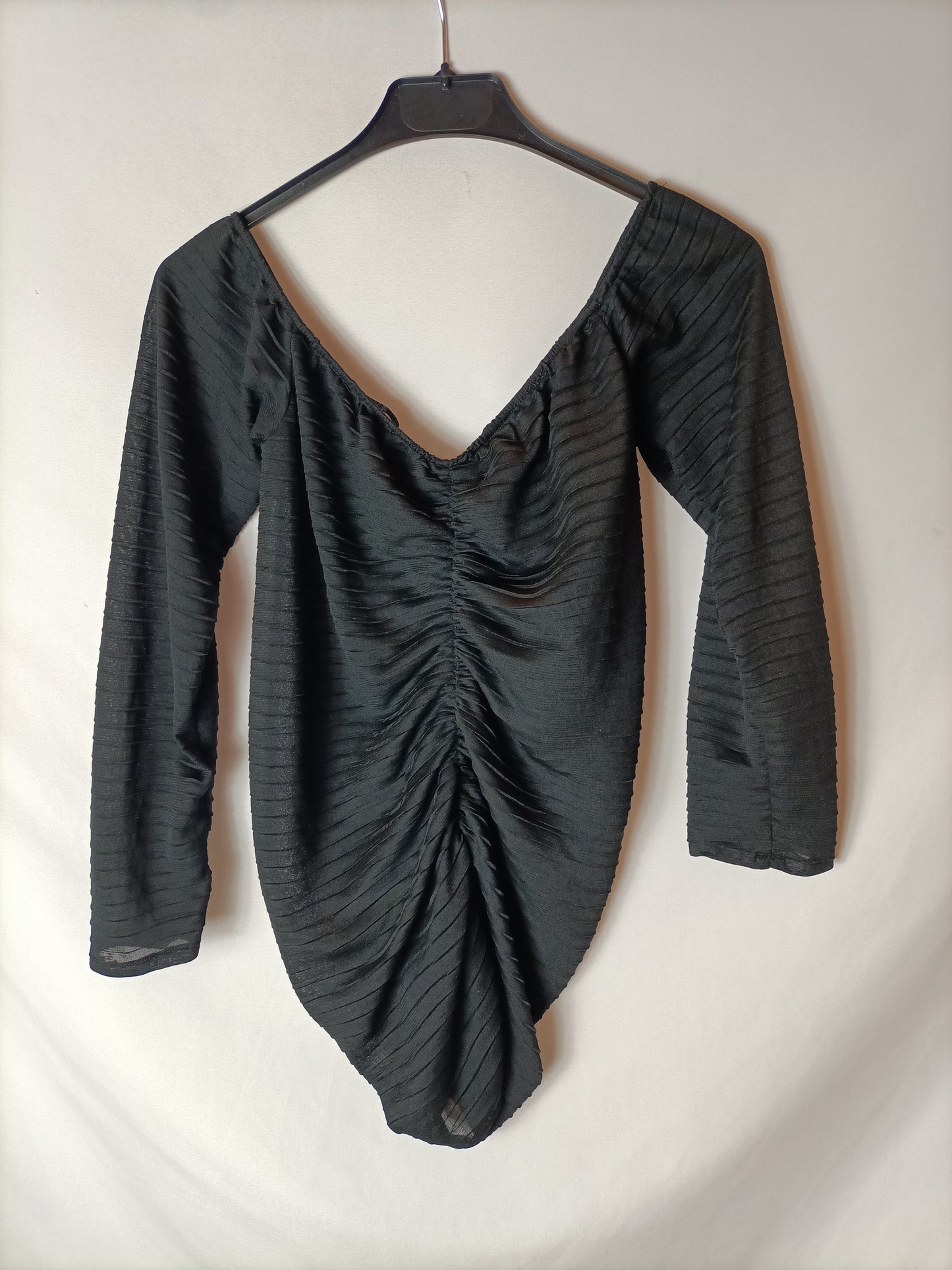 ZARA. Top negro semitransparente fruncido. T L