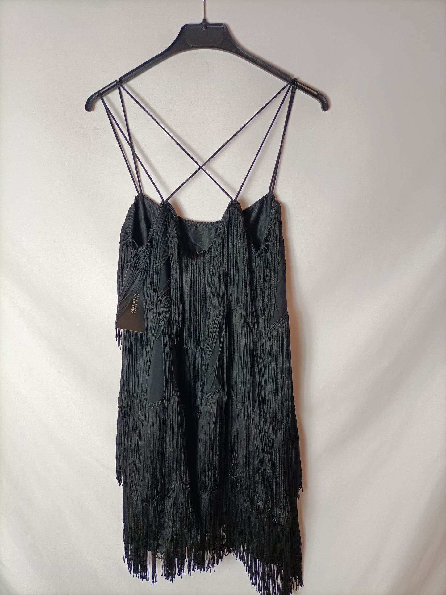 ZARA. Vestido negro flecos. T L