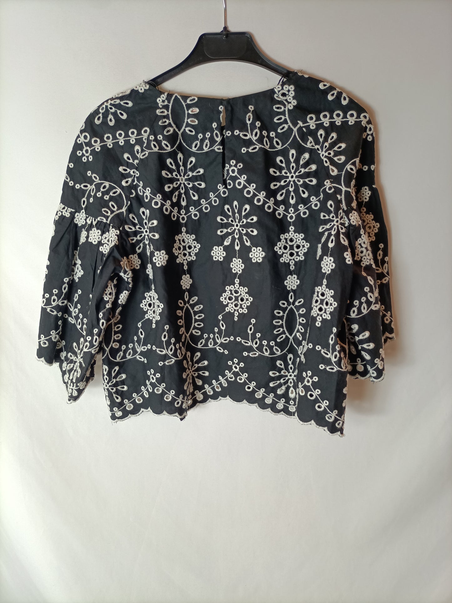 ZARA. Top negro bordados en blanco. T L