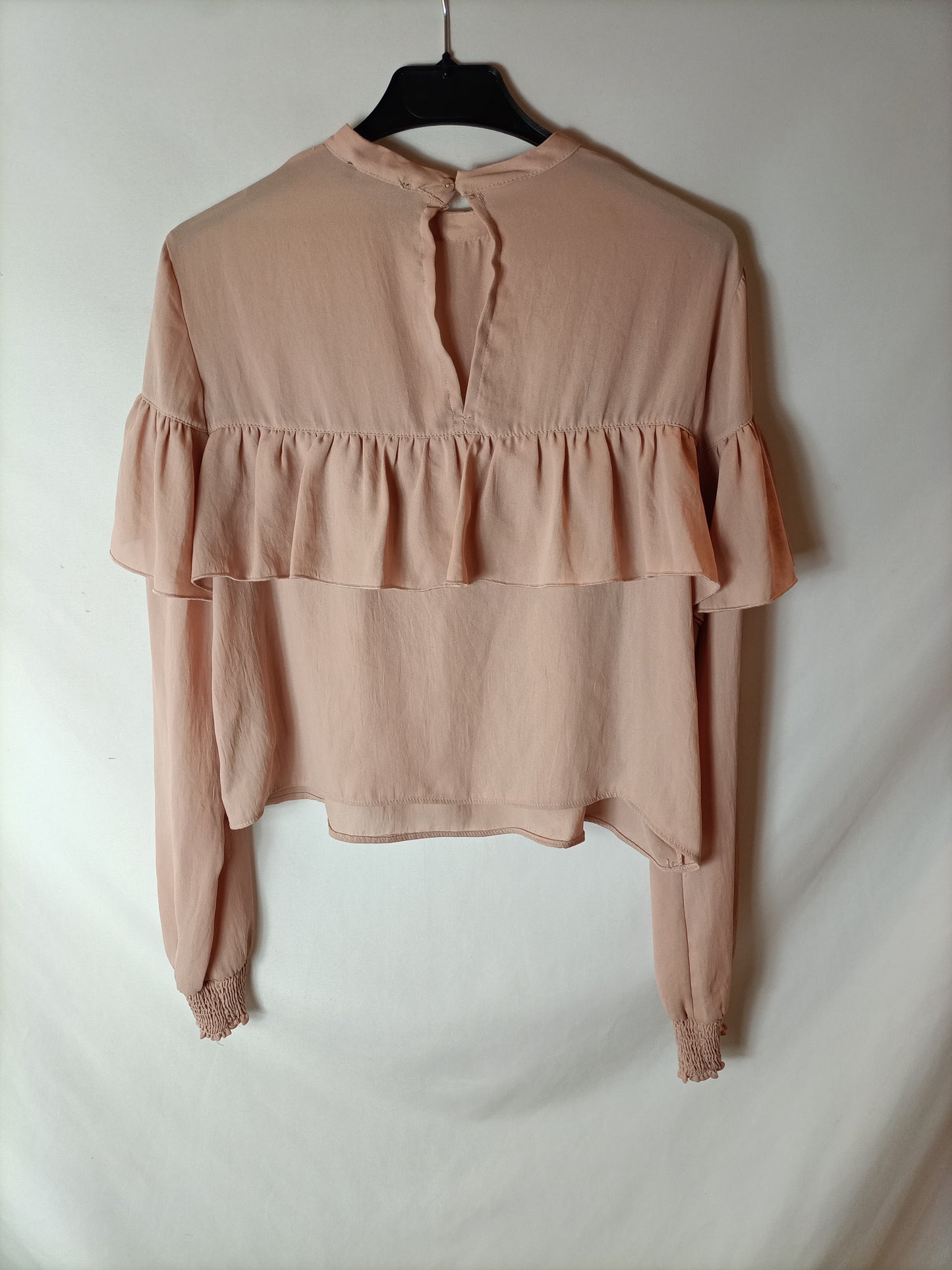 BERSHKA. Blusa rosa volante. T M