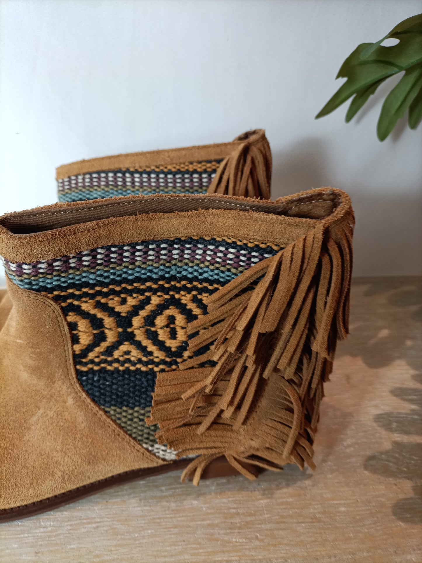 ZARA. Botines dibujos étnicos y flecos. T 39