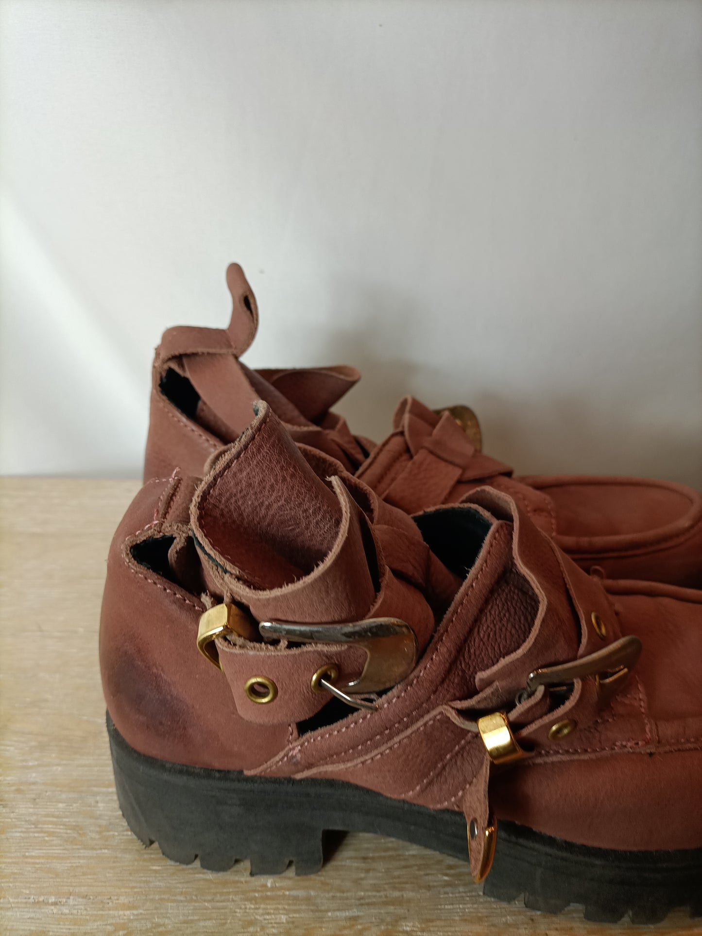 IS TO ME. Zapatos plataforma y hebillas. T 38 (tara)