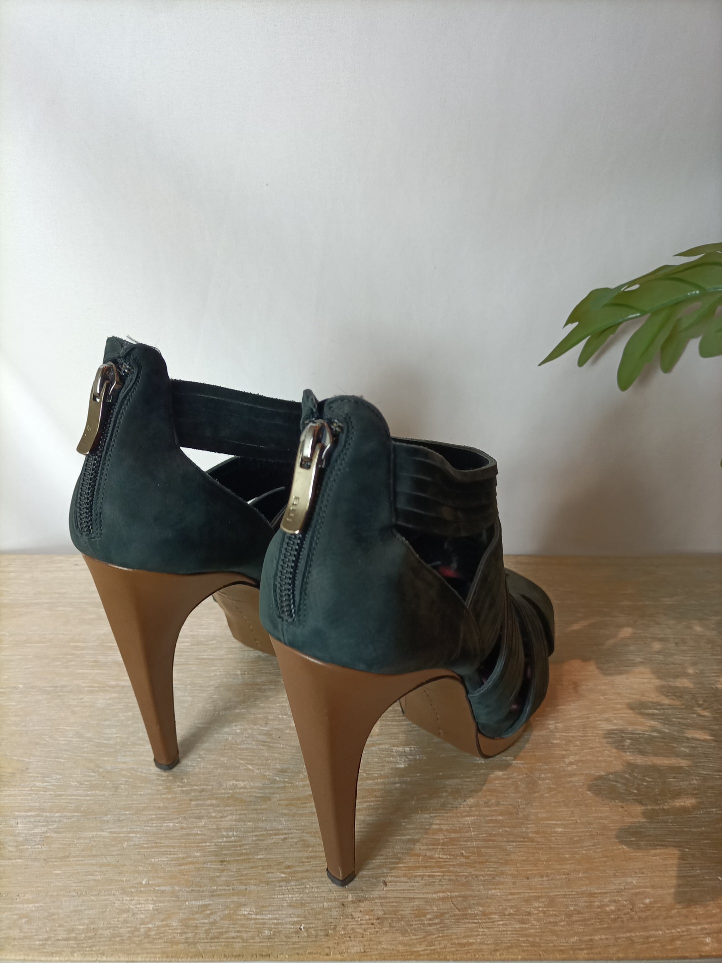 BARBARA BUI. Sandalia piel negra. T 39