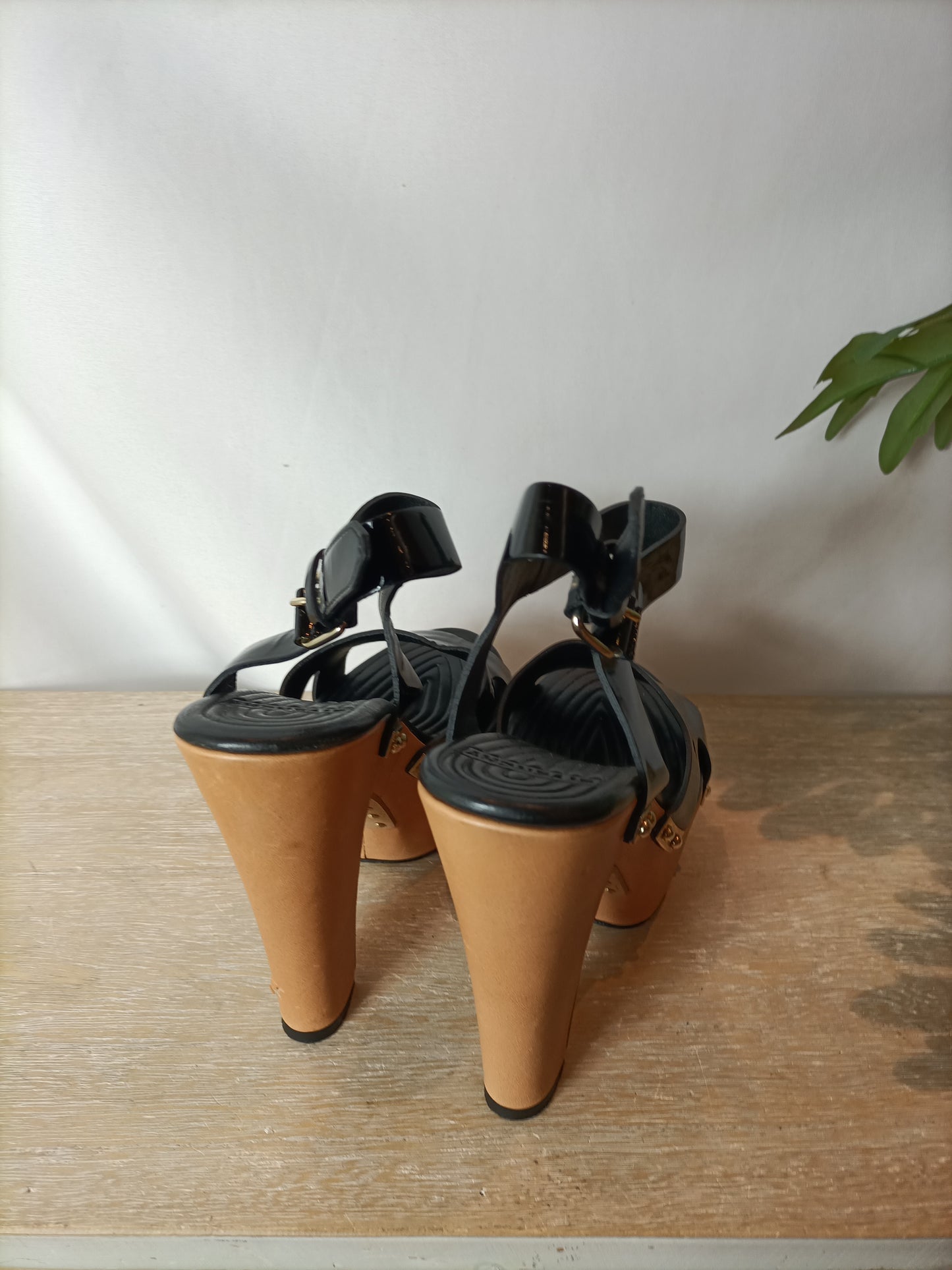 GIVENCHY. Sandalia plataforma charol negra. T 37