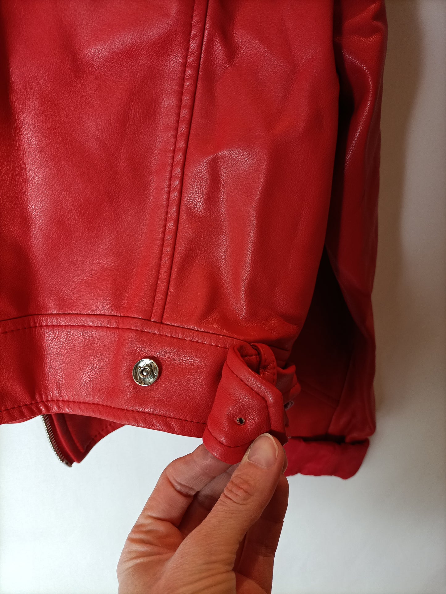 BERSHKA. Cazadora efecto piel roja. T S