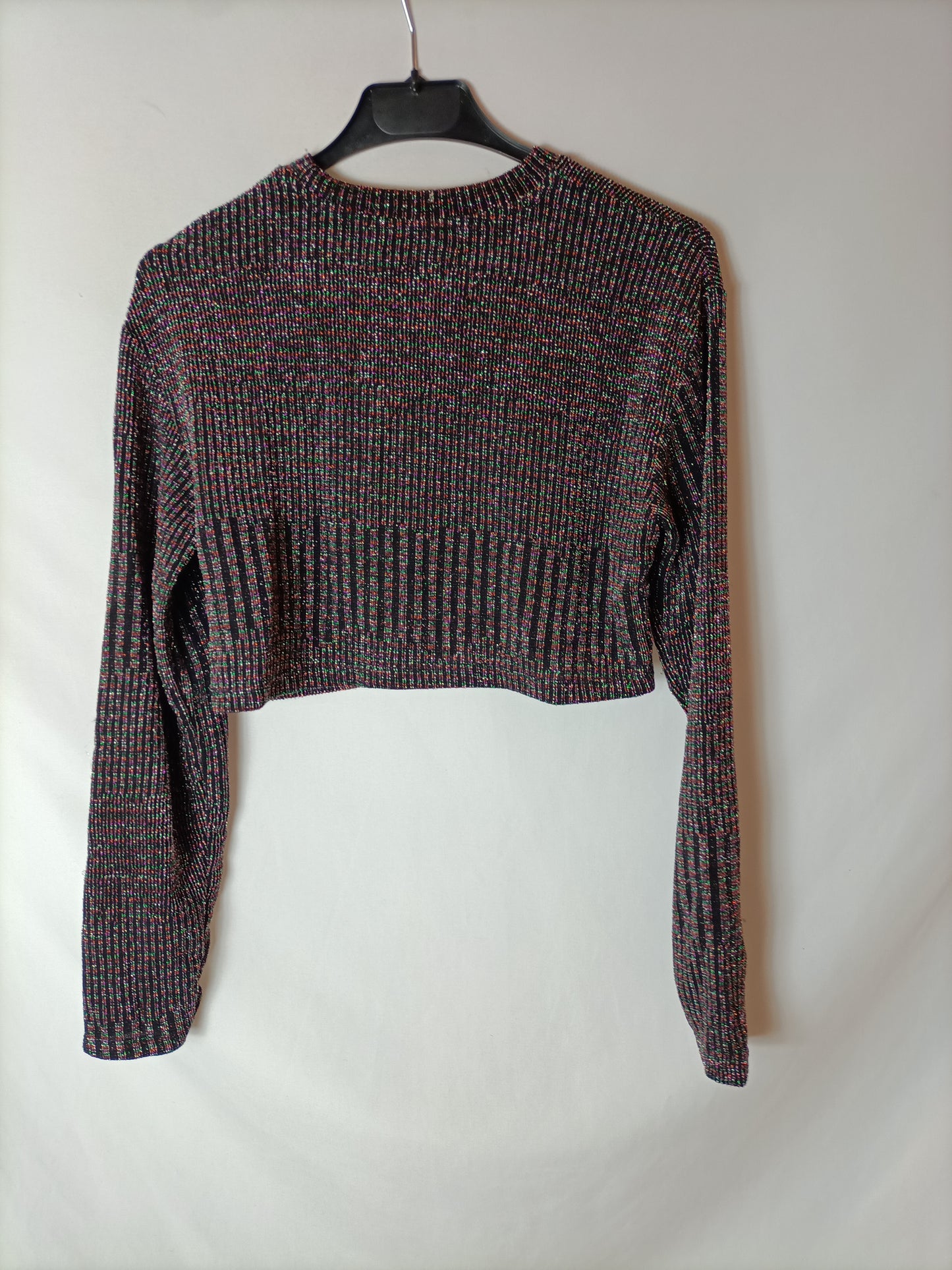 BERSHKA. Croptop threads Ts