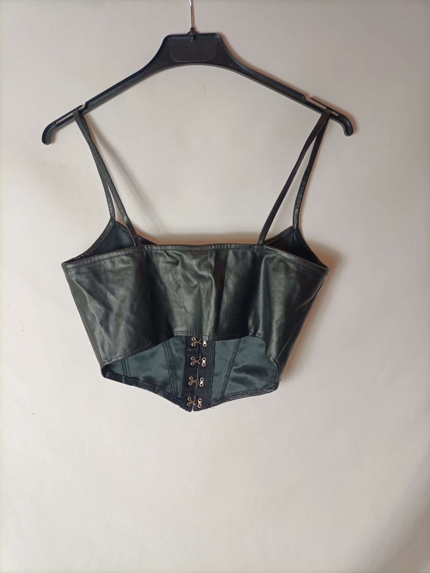 OTRAS. Croptop negro polipiel T.S