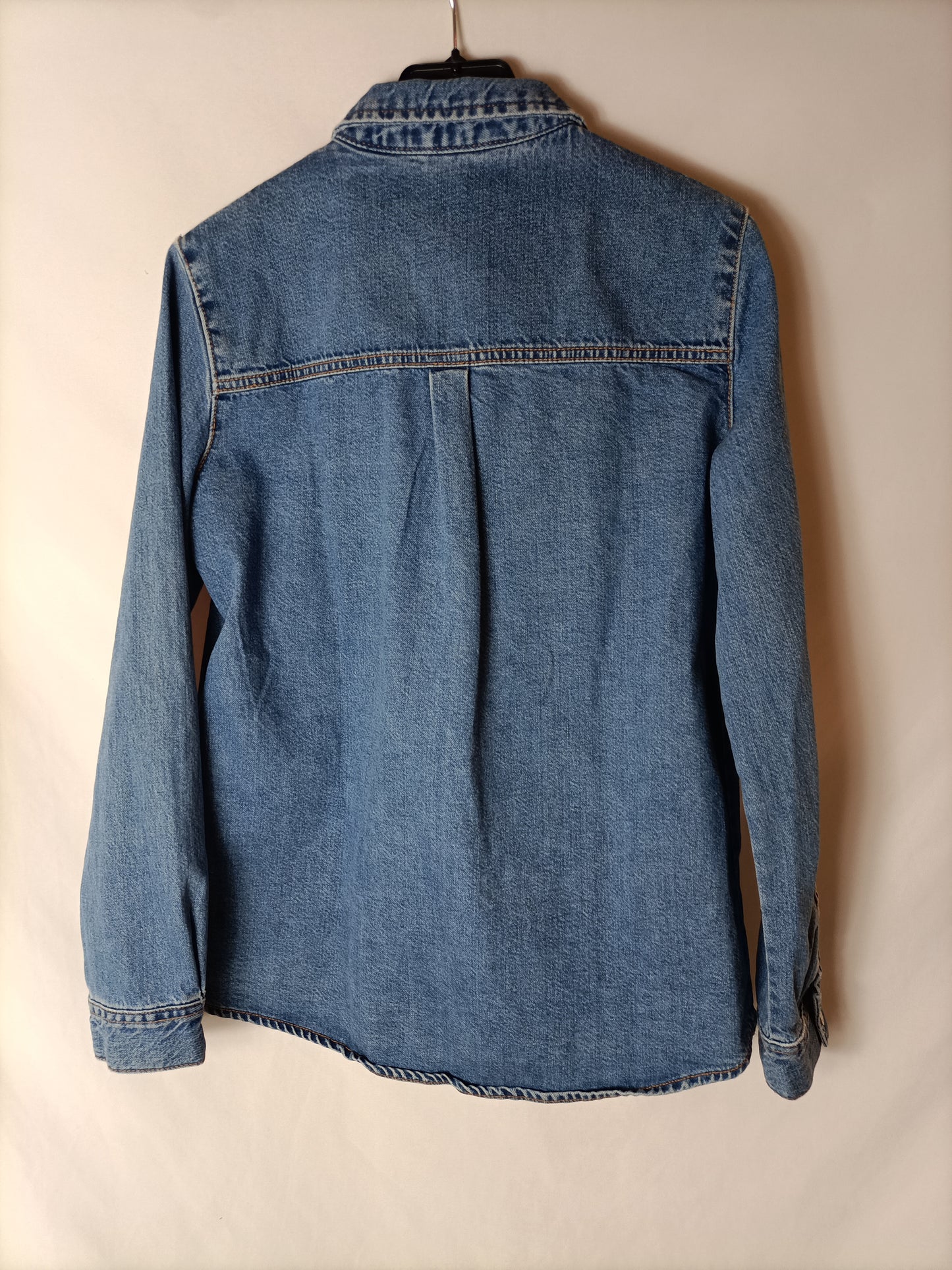 ZARA. Sobre camisa vaquera. T.S