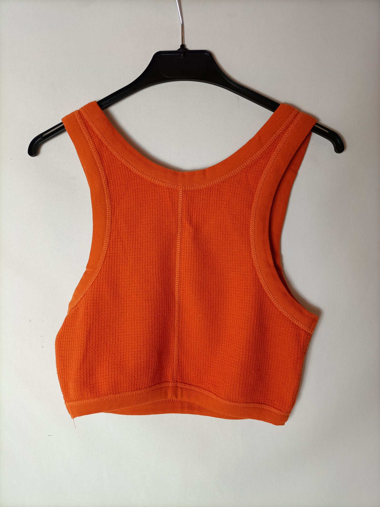 AMERICAN VINTAGE. Crop top naranja estilo deportivo. T S
