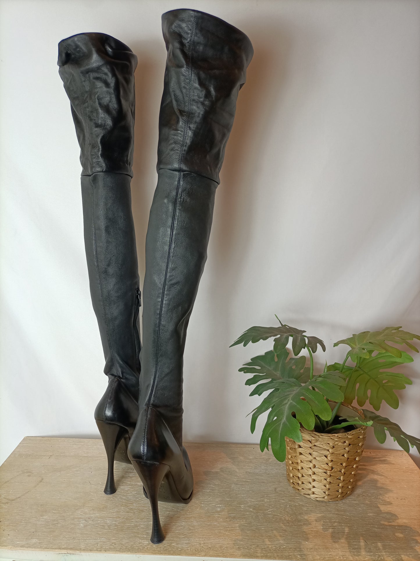 ALEXANDER MQUEEN. Botas piel altas hasta la rodilla. T 40