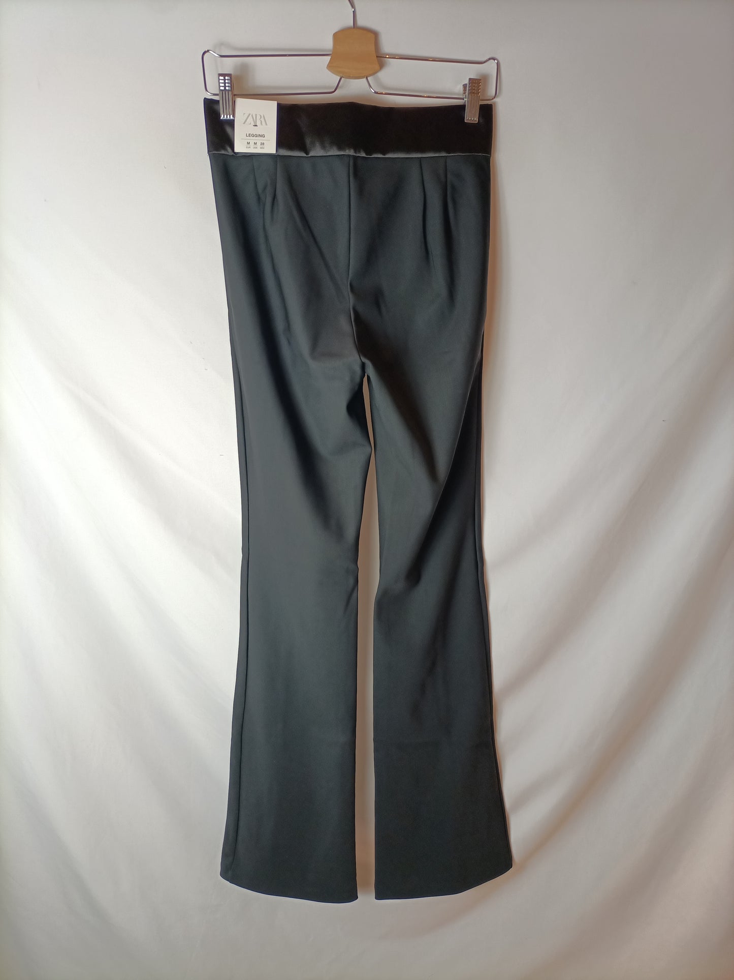 ZARA. Pantalón negro campana T.m