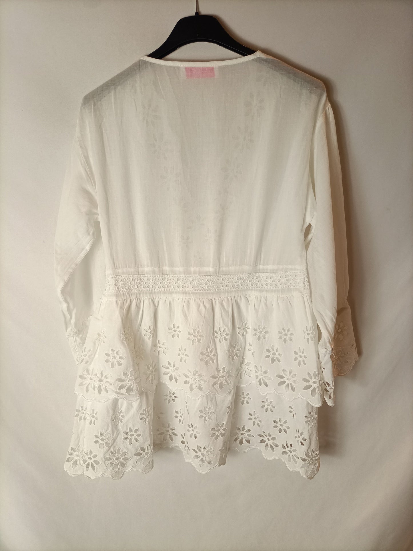 CLIPS MORE. Top blanco troquelado volantes. T 42 (tara)