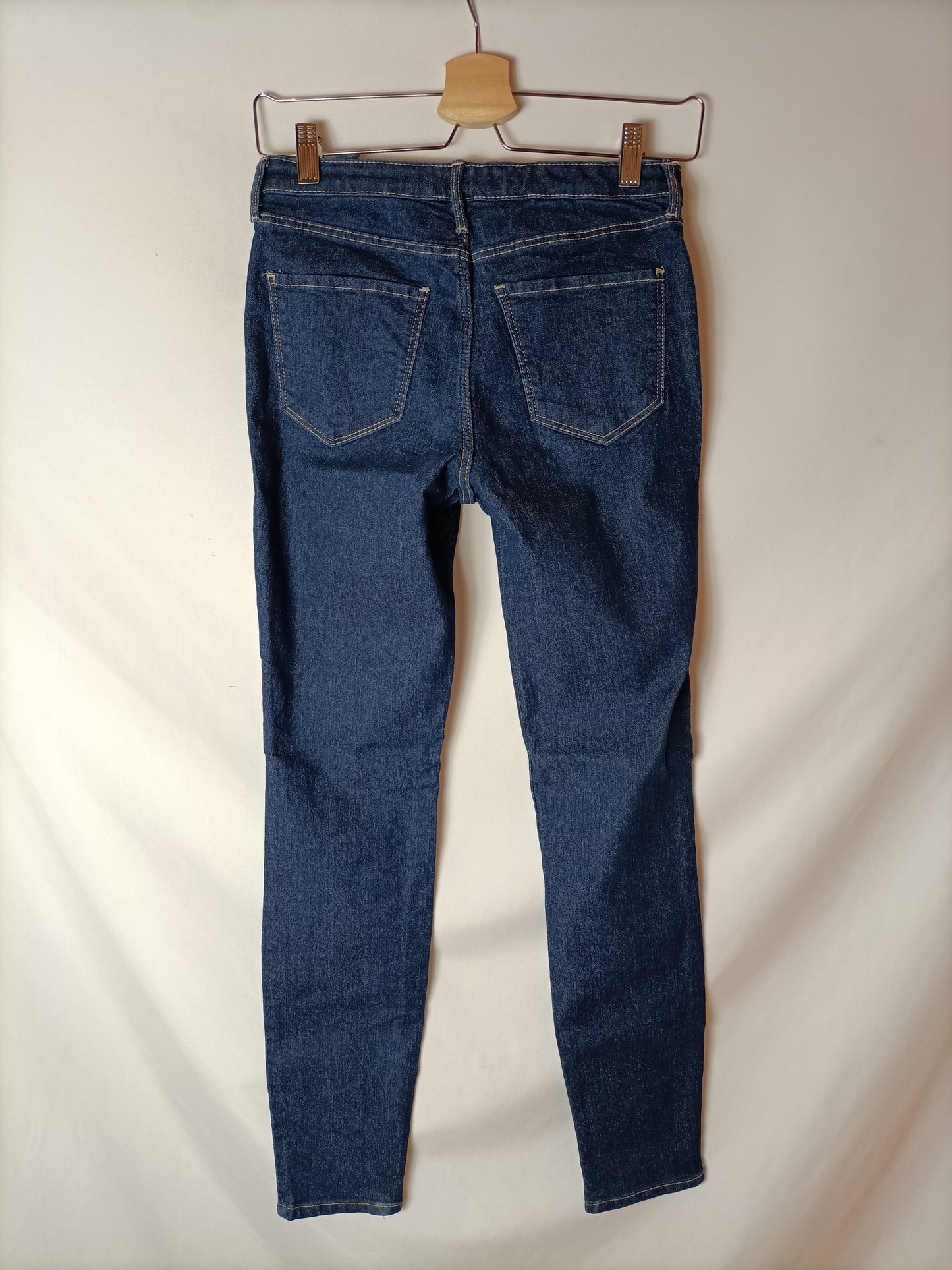 H&M. Pantalón oscuro denim T.13/14