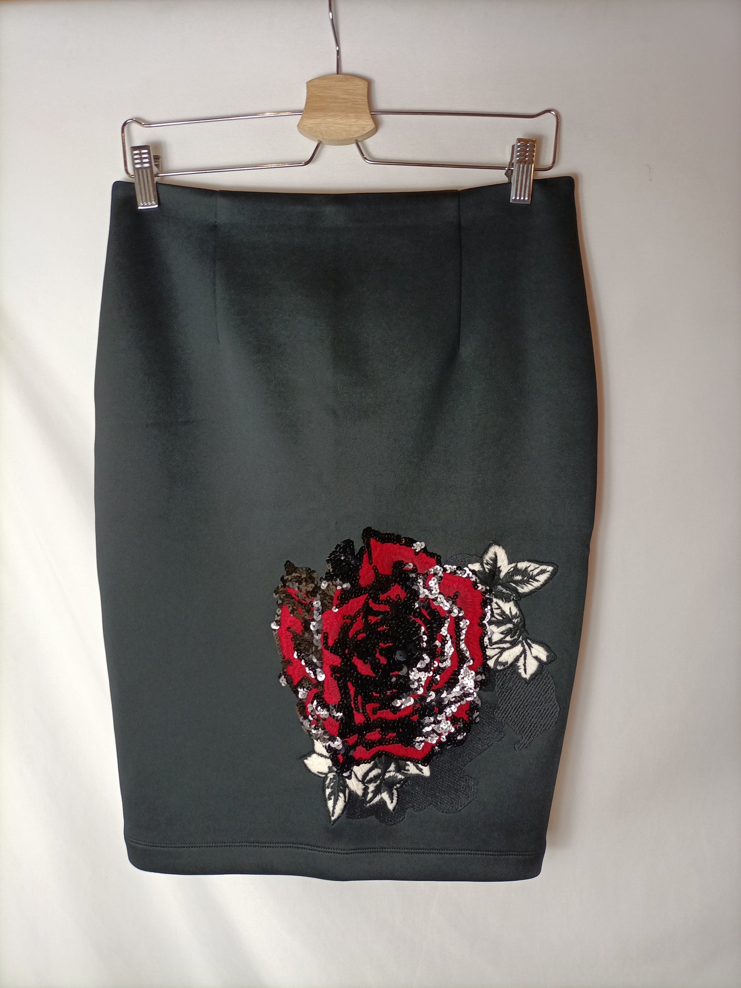 BLUMARINE. Total look falda tubo y top oversized. T 38