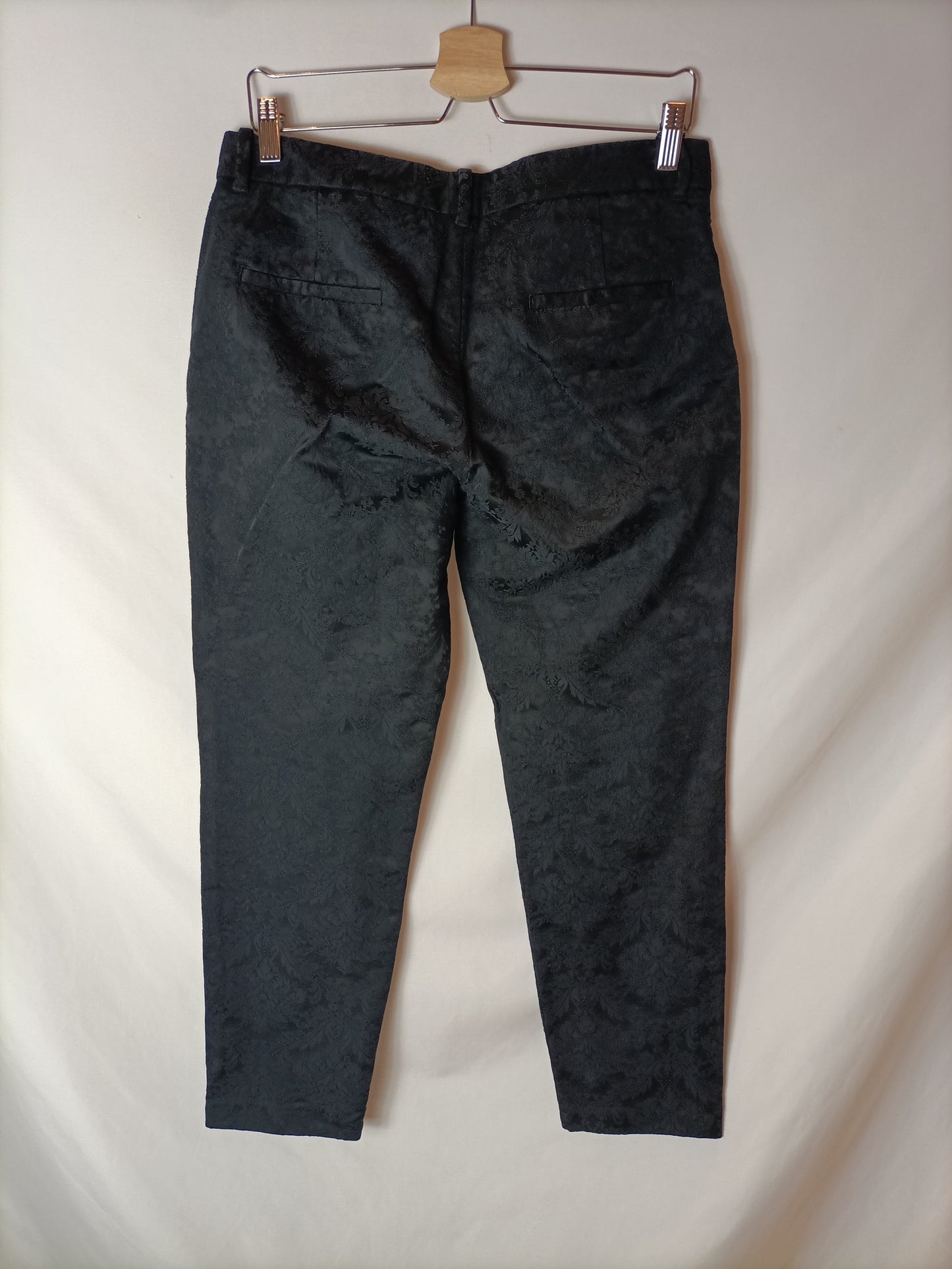 ZARA. Pantalón negro textura T.m