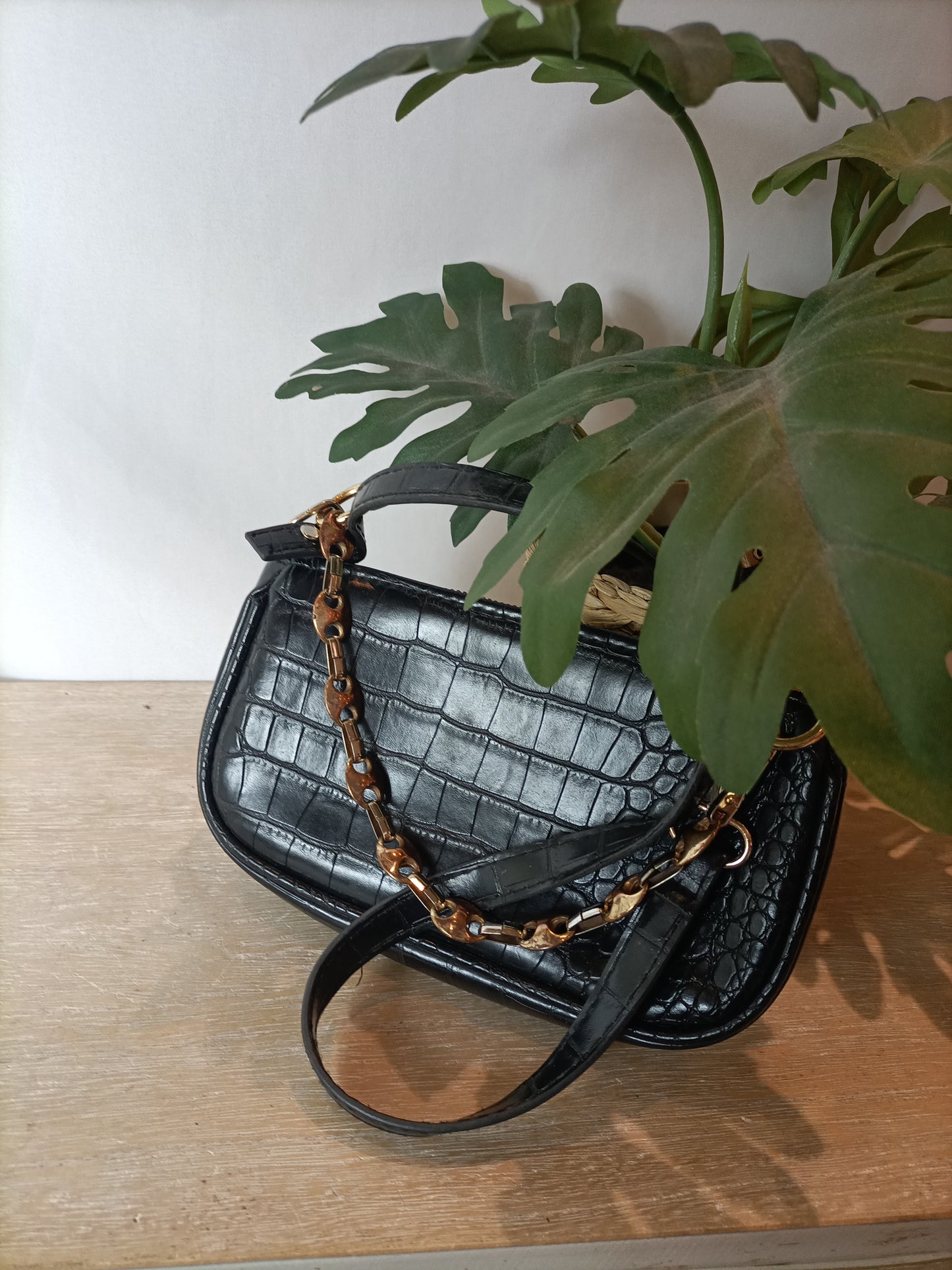 OTRAS. Bolso negro polipiel mini