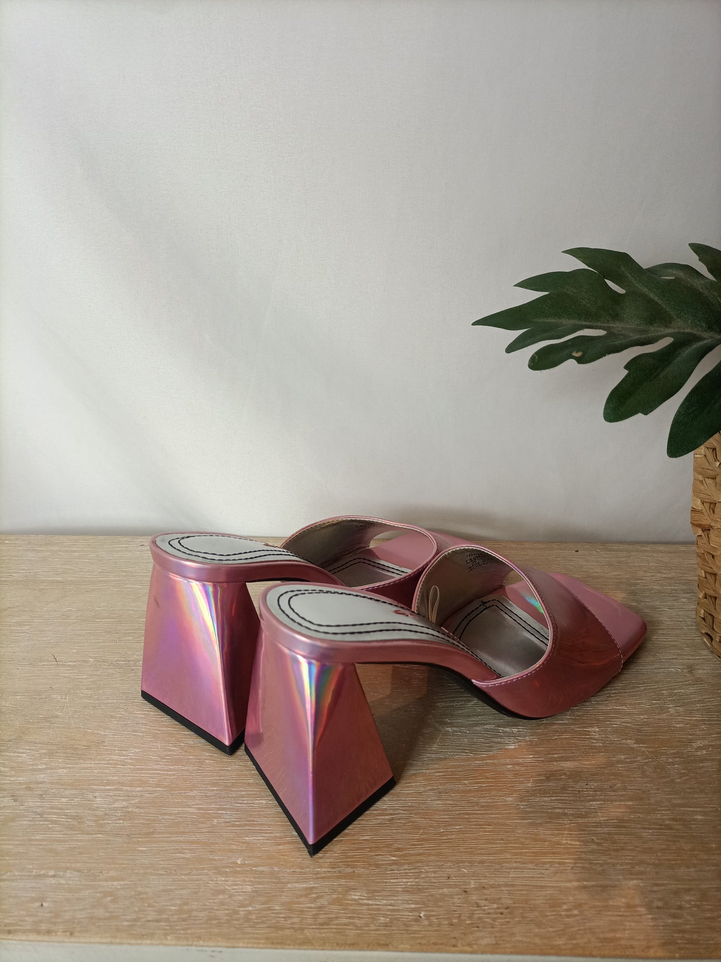 BERSHKA. Sandalia rosa metálica T.36