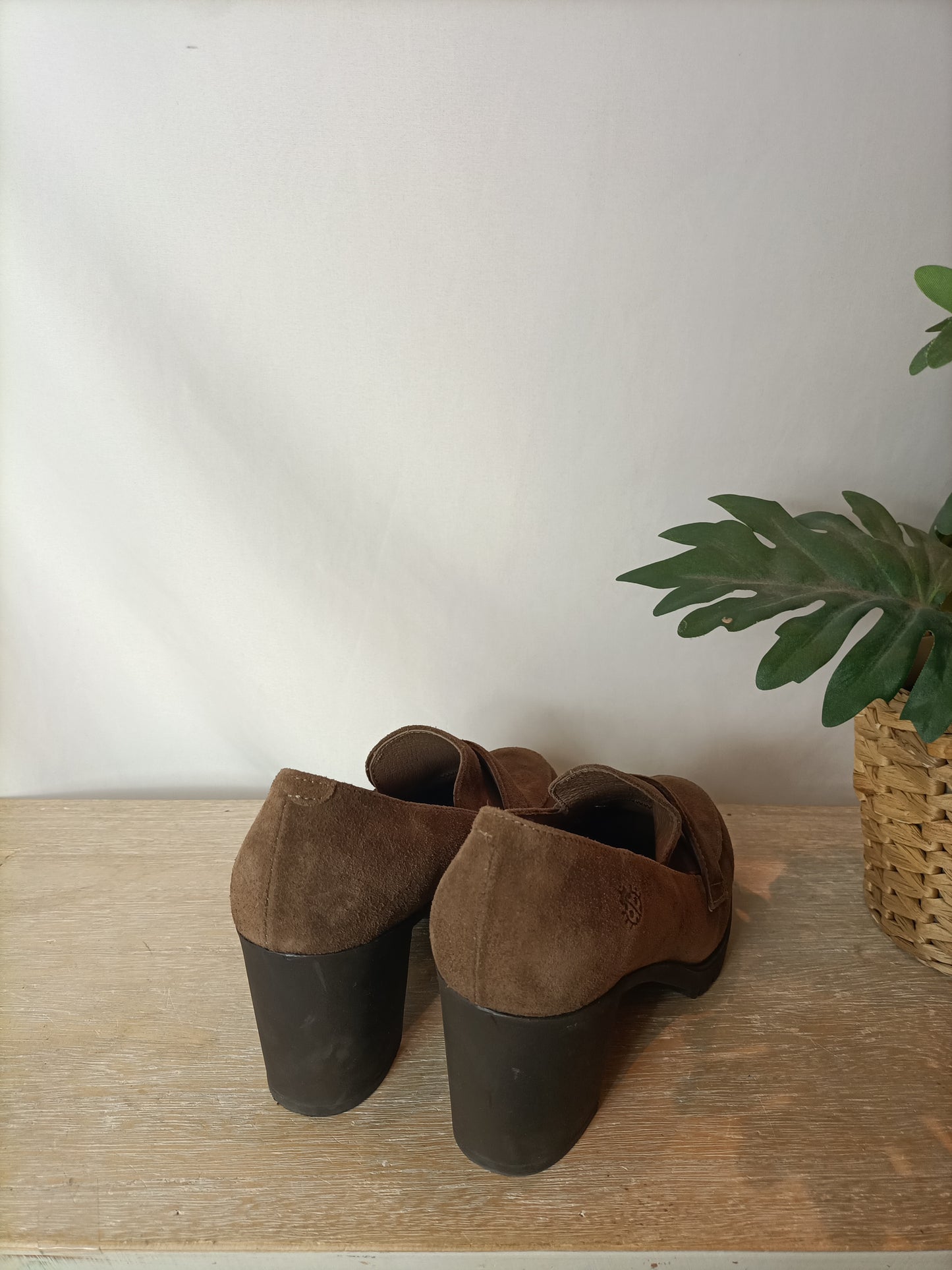 YOKONO. Brown suede shoes, size 37