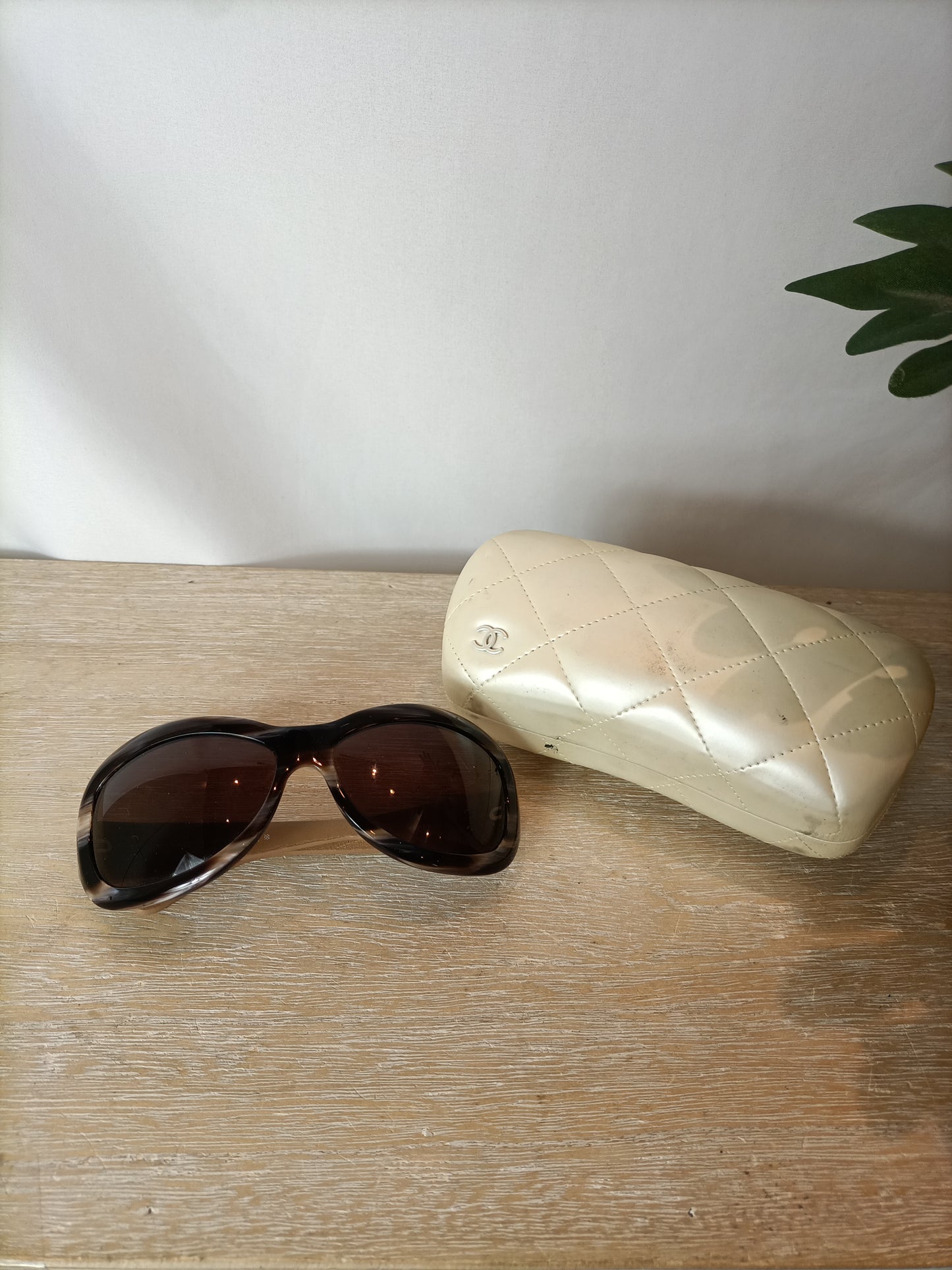 OUTLET. CHANEL. Gafas de sol patilla piel