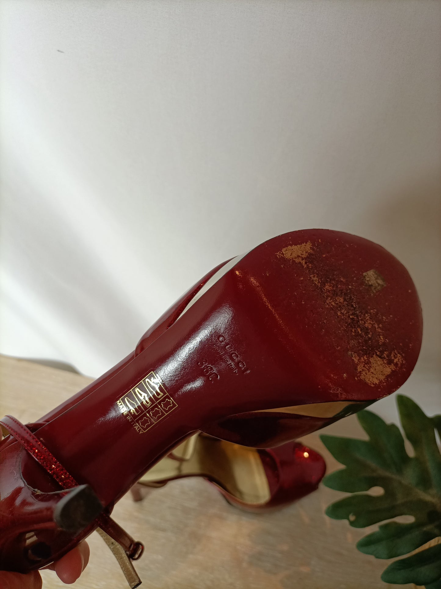 OUTLET. GUCCI. Tacones rojos efecto purpurina. T 38C